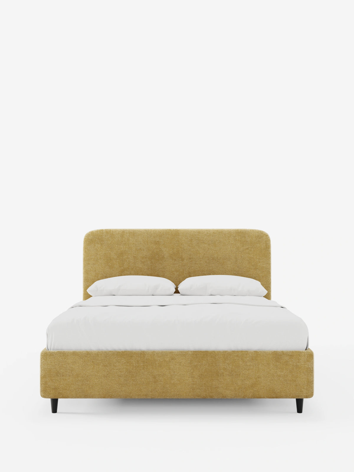 Il letto imbottito KAELOS Letto Minimal si staglia su uno sfondo bianco, caratterizzato da una testiera arrotondata color senape, una struttura minimalista, biancheria da letto bianca e gambe affusolate, eleganti e scure.