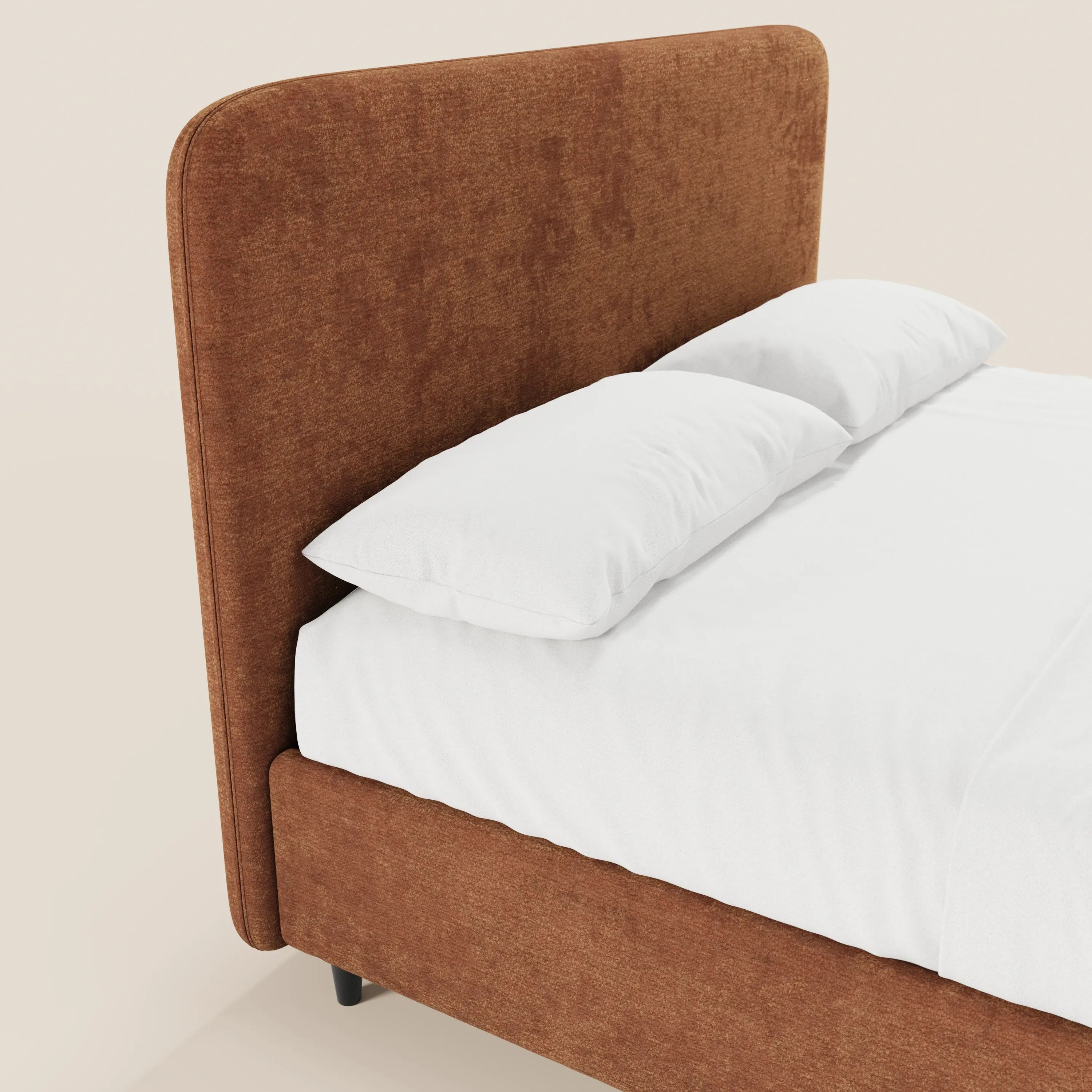 Un primo piano del letto KAELOS minimal imbottito di Letti.store, caratterizzato da una testiera alta e arrotondata in ciniglia, gambe alte e base contenitiva. Il letto è rifatto con cura, con lenzuola e cuscini bianchi su uno sfondo chiaro.