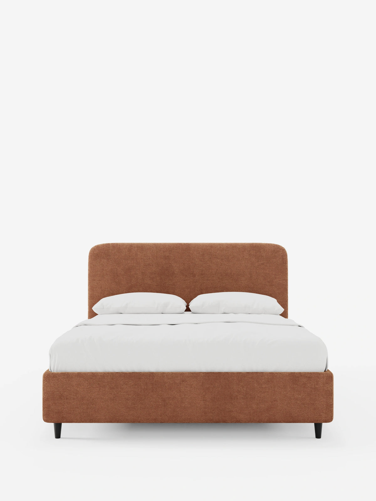 Letto imbottito minimal KAELOS - contenitore, gambe alte e testiera arrotondata in tessuto ciniglia con testiera color ruggine, lenzuola bianche immacolate e gambe sottili nere, il tutto su uno sfondo bianco a tinta unita.