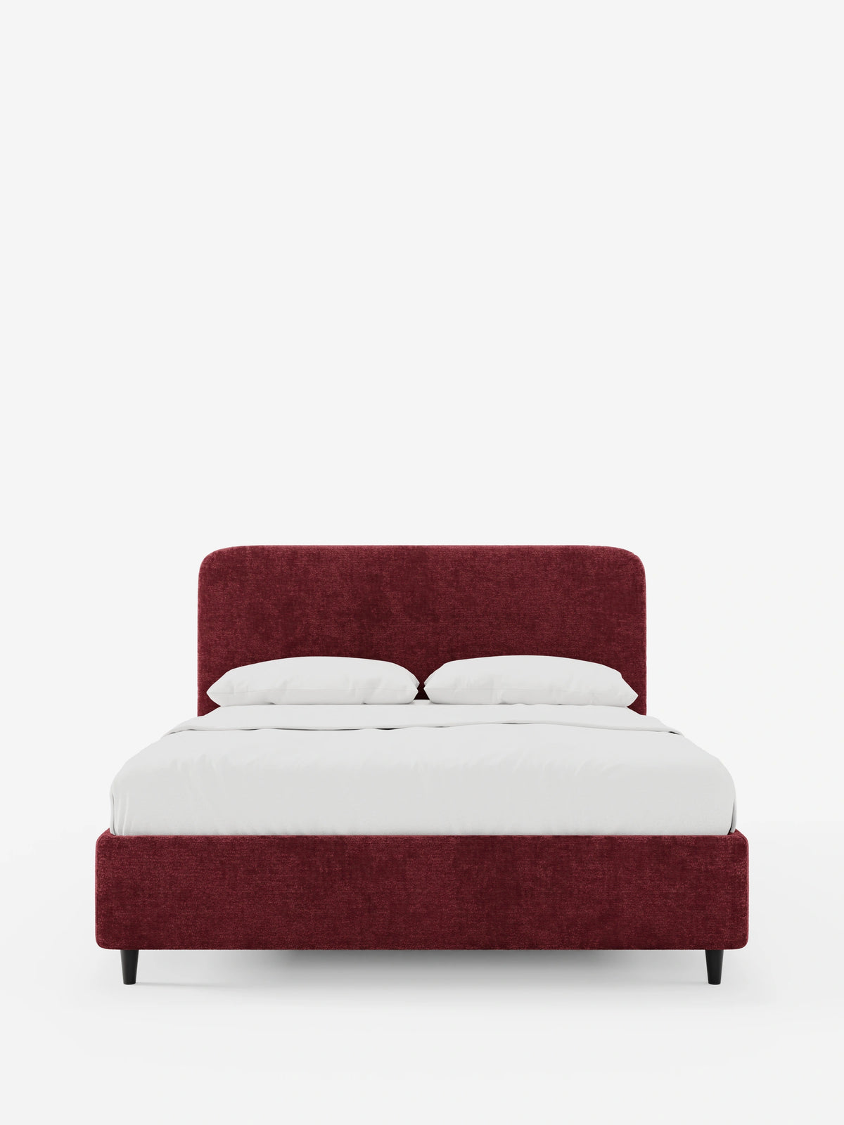 KAELOS, letto imbottito in stile minimalista - con contenitore, piedini alti e testiera arrotondata in tessuto ciniglia color deep red, caratterizzato da una testiera arrotondata, piedini neri slanciati e lenzuola bianche immacolate su uno sfondo bianco a tinta unita.