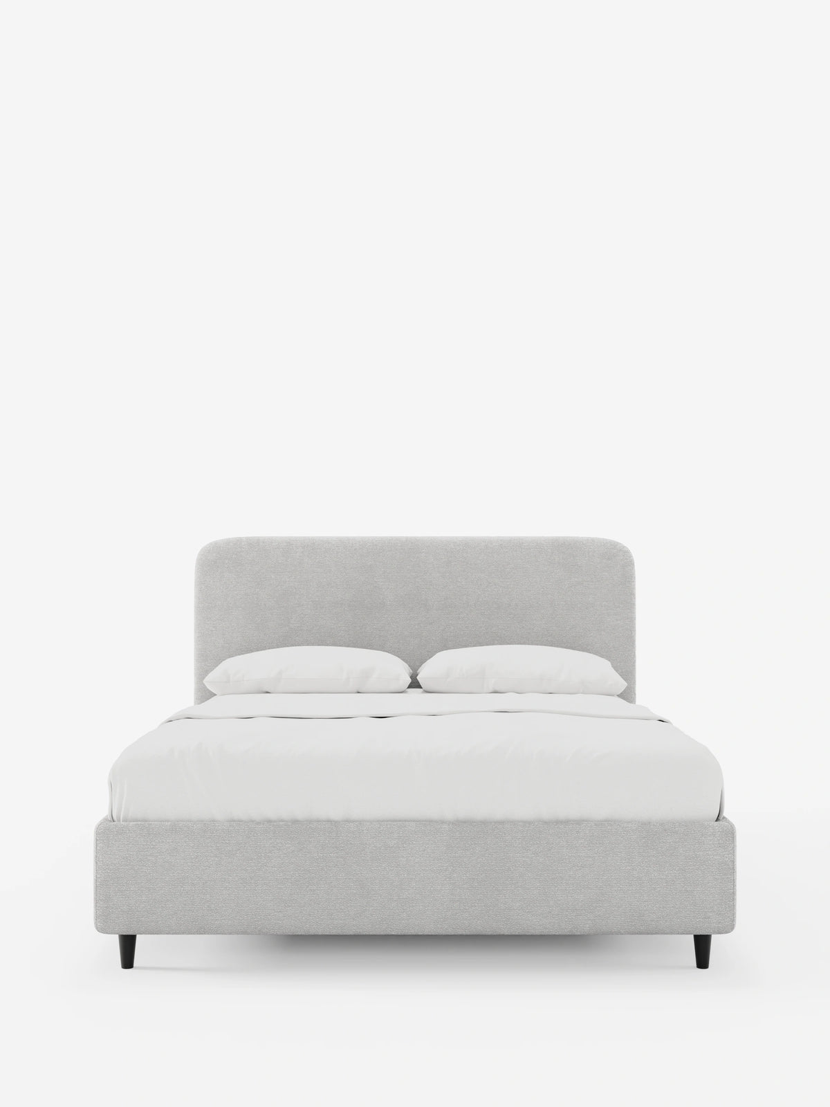 KAELOS, letto imbottito in stile minimalista - contenitore, piedini alti e testiera arrotondata in tessuto ciniglia: un letto imbottito moderno, di colore grigio chiaro, con testiera arrotondata, biancheria da letto candida e sottili piedini cilindrici scuri.
