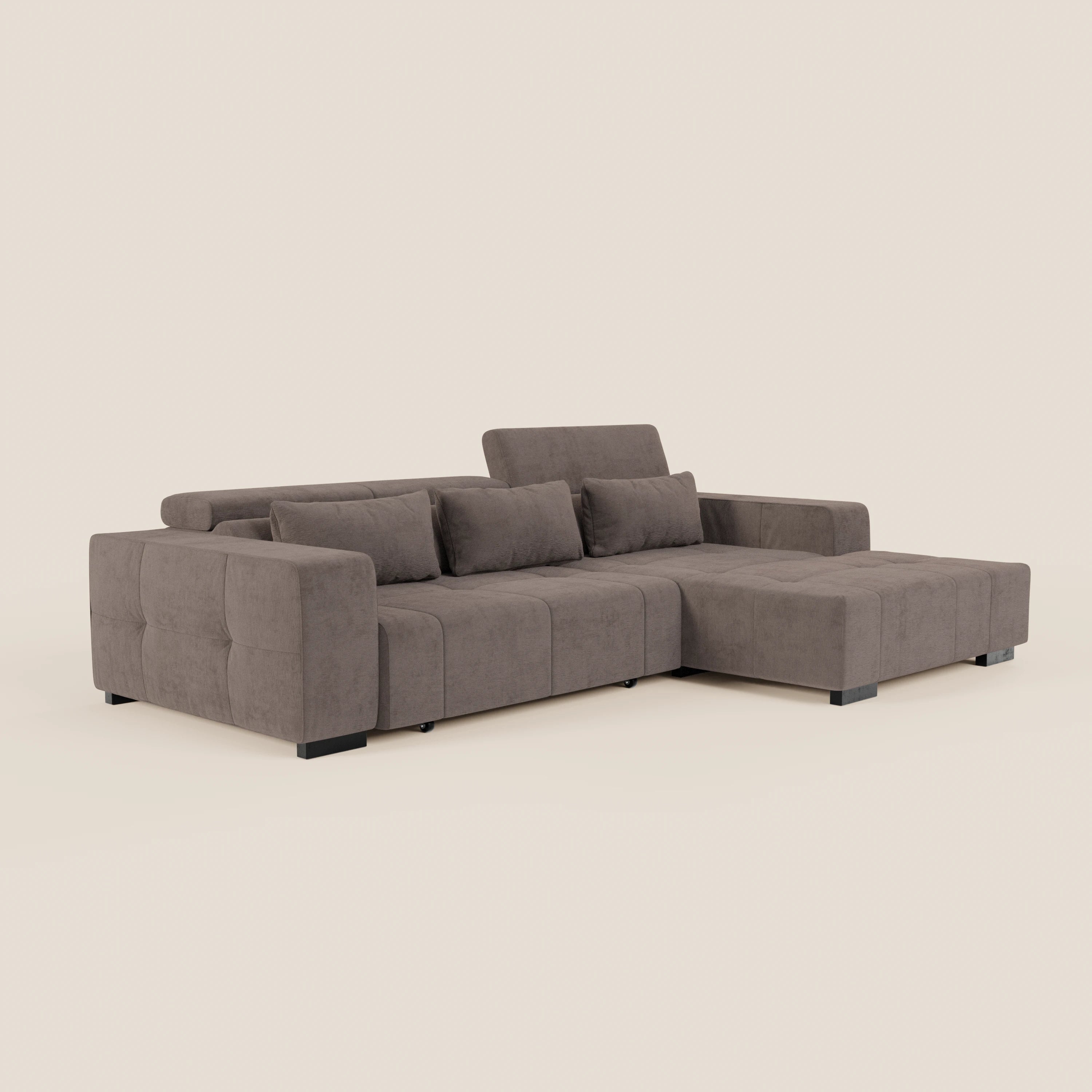 Il Monarch Divano angolare con penisola e Relax Elettrico di Divani.Store è caratterizzato da tessuto color tortora, ampi braccioli, poggiatesta reclinabili, imbottitura trapuntata, gambe a blocco, chaise longue destra e tre cuscini di schienale. Su uno sfondo beige semplice.