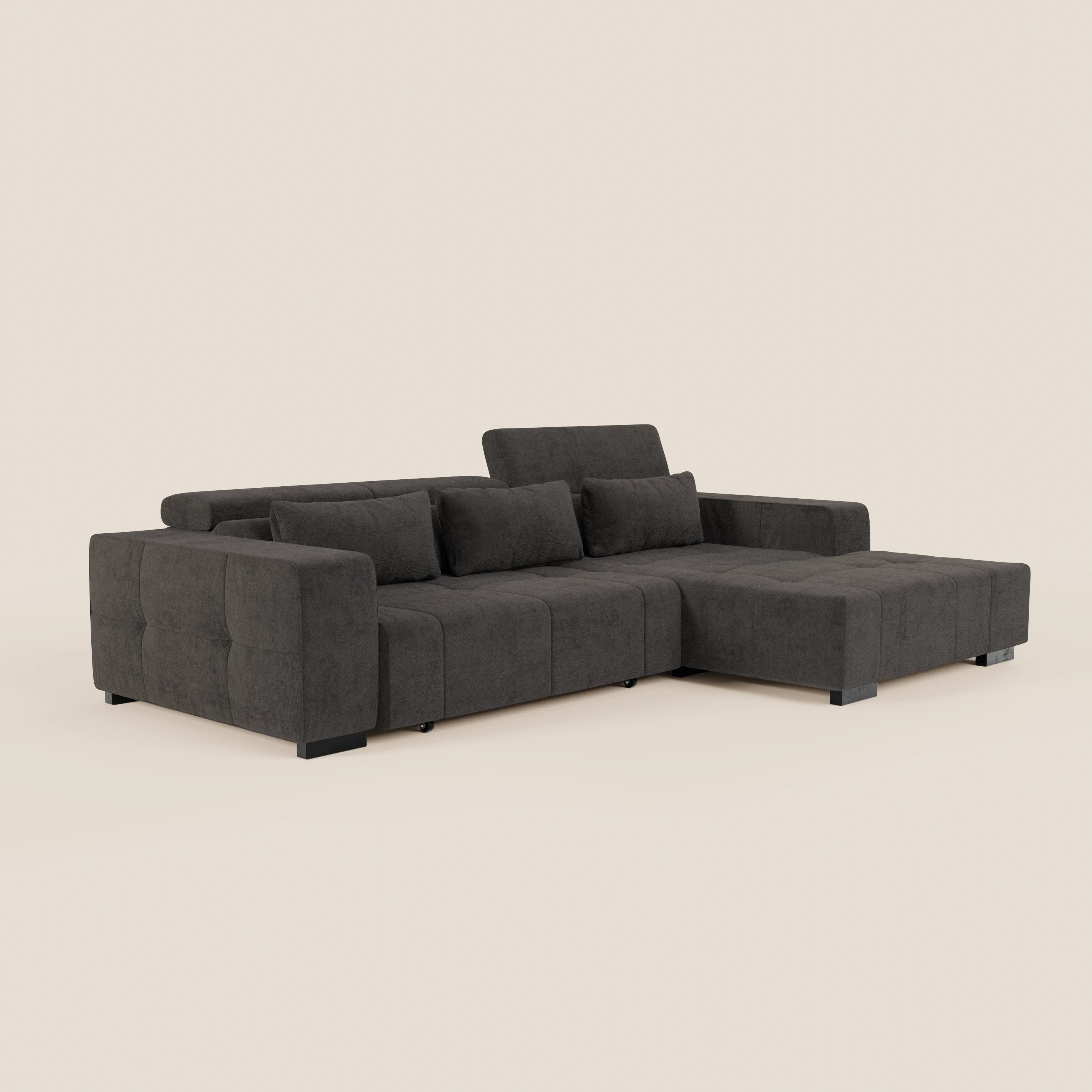 Il Monarch Divano angolare con penisola e Relax Elettrico di Divani.Store, in tessuto morbido smacchiabile T31 con poggiatesta reclinabili, è mostrato in grigio scuro su sfondo bianco, con chaise longue integrata e braccioli bassi e larghi.