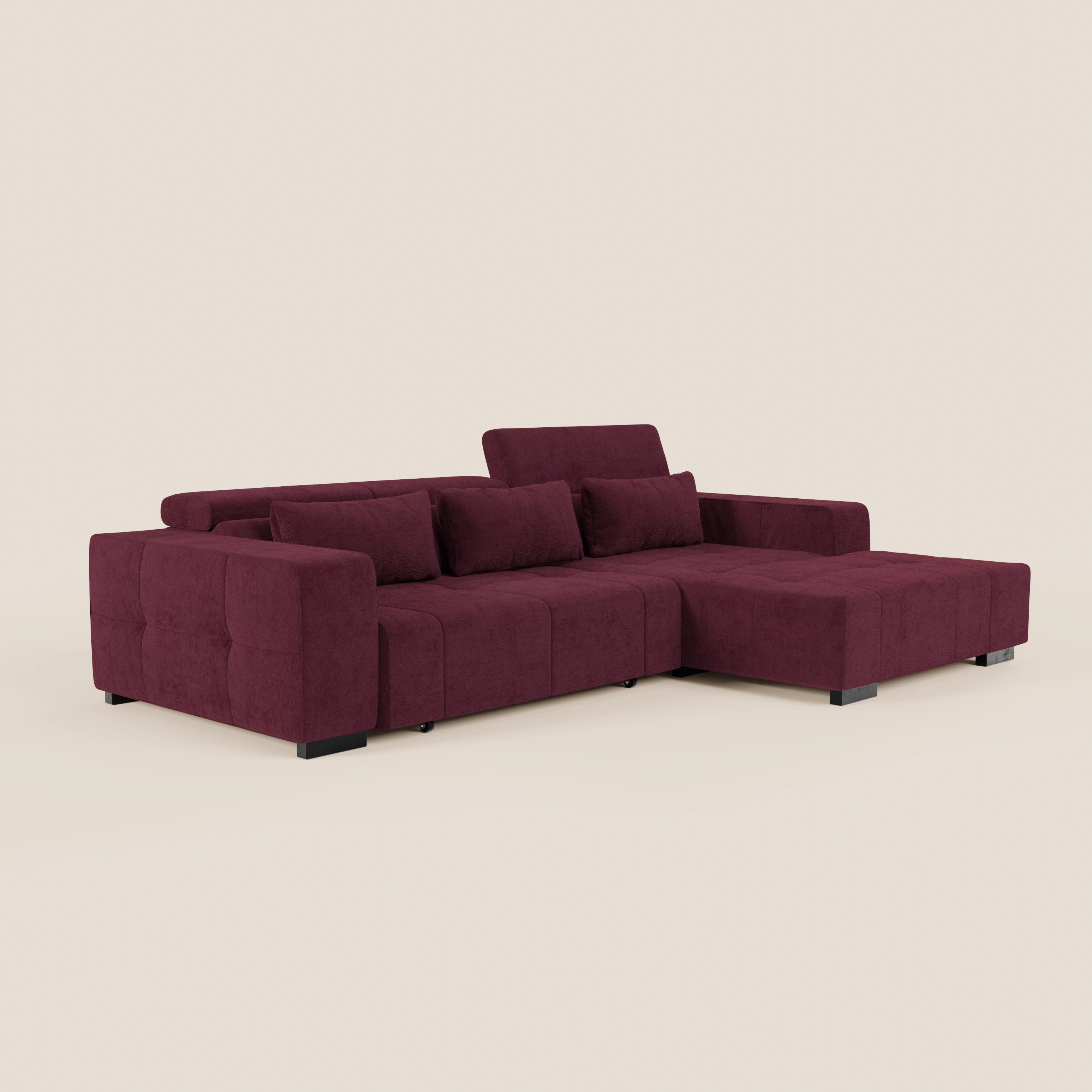 Il Monarch Divano angolare con penisola e Relax Elettrico di Divani.Store è caratterizzato da poggiatesta regolabili, tessuto antimacchia bordeaux intenso, ampi braccioli, tre sedute, chaise lounge sul lato destro e gambe basse rettangolari nere su sfondo beige.
