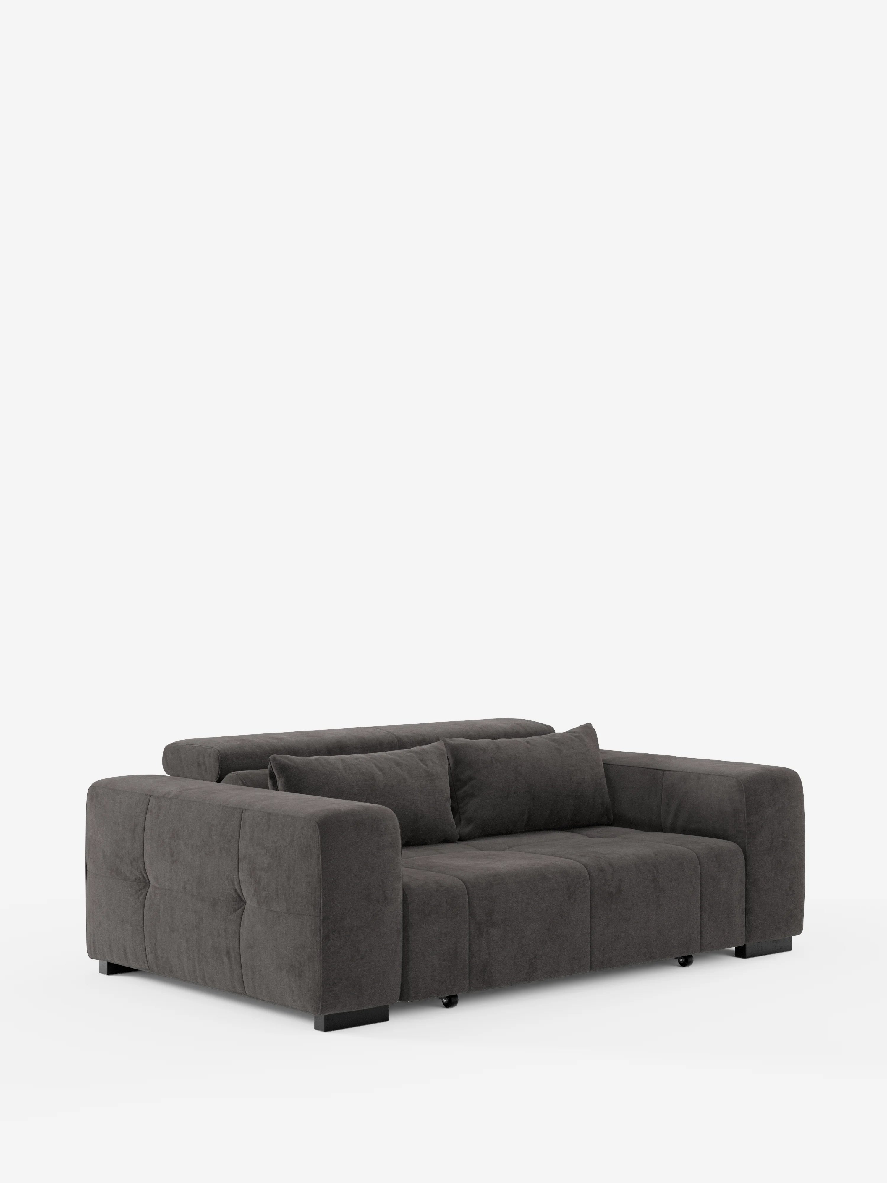 Un divano Monarch Divano con Relax Elettrico di Divani.Store, in stile contemporaneo e color grigio scuro, rivestito in morbido tessuto T31 resistente alle macchie, con braccioli squadrati e due cuscini dello schienale, poggia su gambe nere corte su uno sfondo bianco a tinta unita.