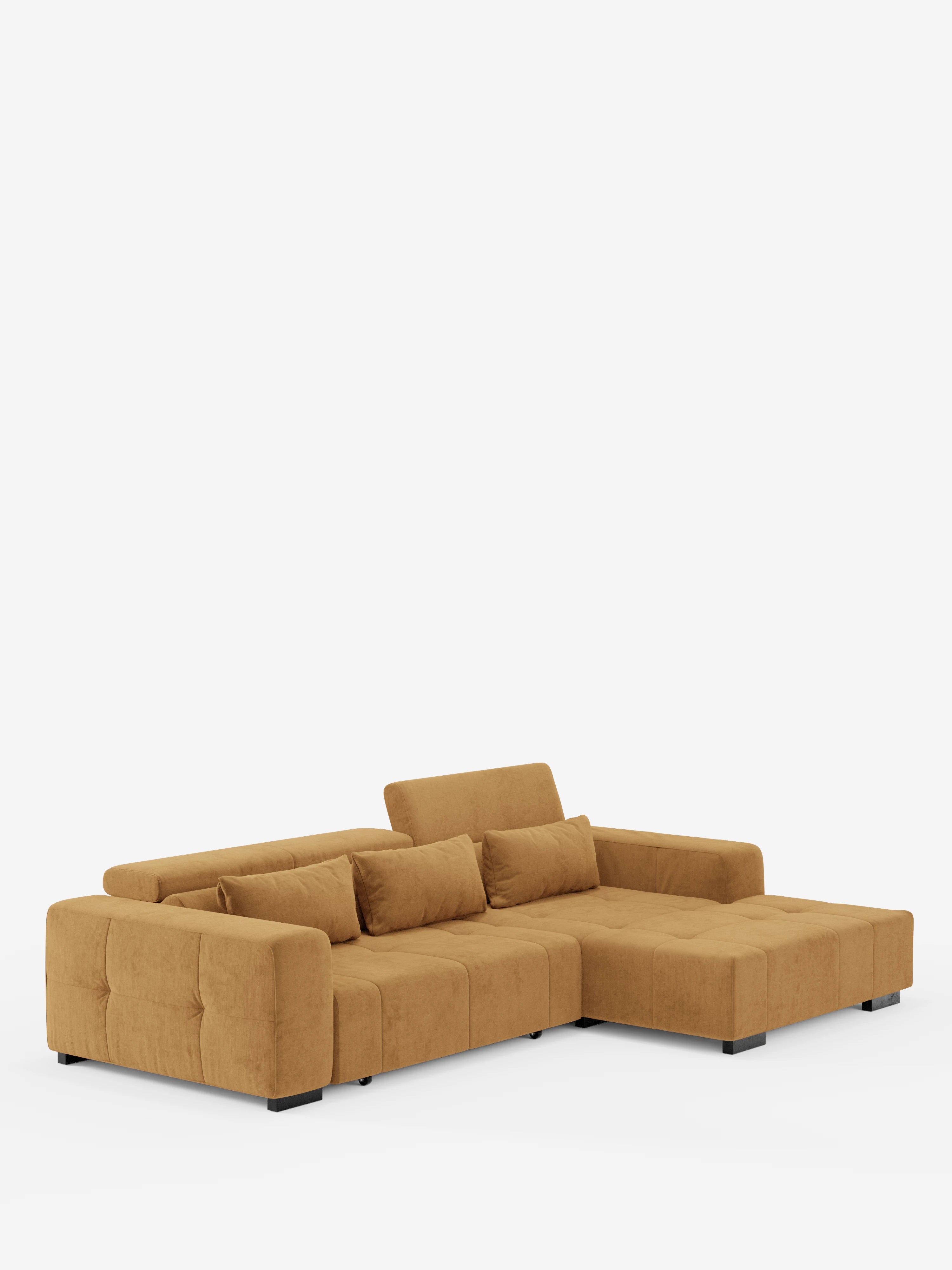 Il divano angolare Monarch con penisola e funzione Relax Elettrico per l’allungamento delle sedute di Divani.Store, rivestito in giallo senape, presenta ampi braccioli, cuscini rimovibili, uno schienale basso con poggiatesta reclinabili regolabili e poggia su gambe corte nere su uno sfondo bianco a tinta unita. Il divano è realizzato in morbido tessuto T31 resistente alle macchie.