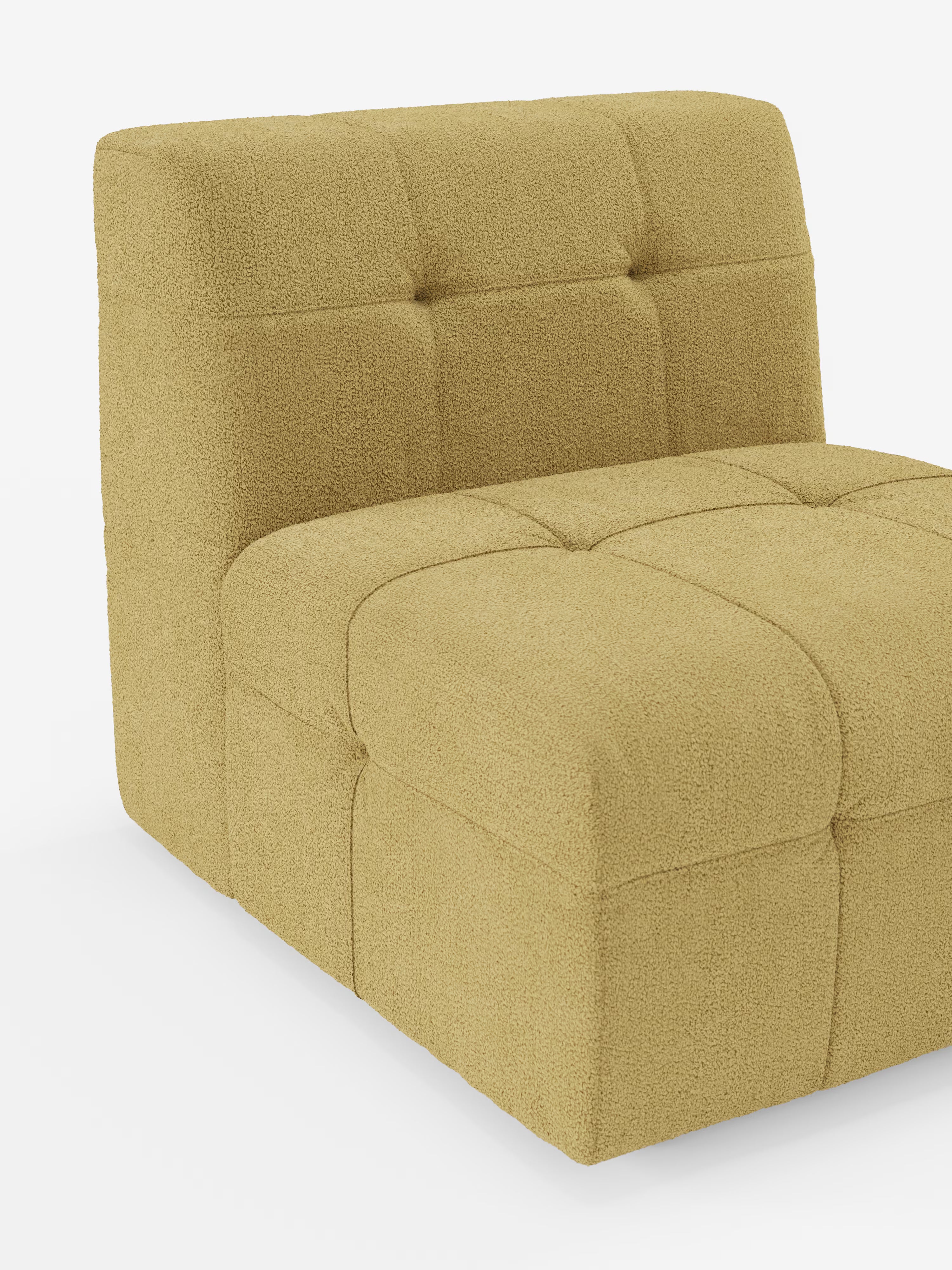 Caratterizzata da influenze di design tipiche delle poltrone, la Mosaic Modulo Poltrona da 77 cm in bouclé di Divani.Store presenta una silhouette moderna senza braccioli con rivestimento T21 testurizzato, di colore giallo senape e resistente alle macchie. Le sezioni quadrate trapuntate con cuciture a vista accentuano la seduta e lo schienale, incarnando uno stile morbido, minimalista e contemporaneo: questa poltrona capitonné è quindi un'aggiunta elegante a qualsiasi ambiente. Presentata su sfondo bianco.