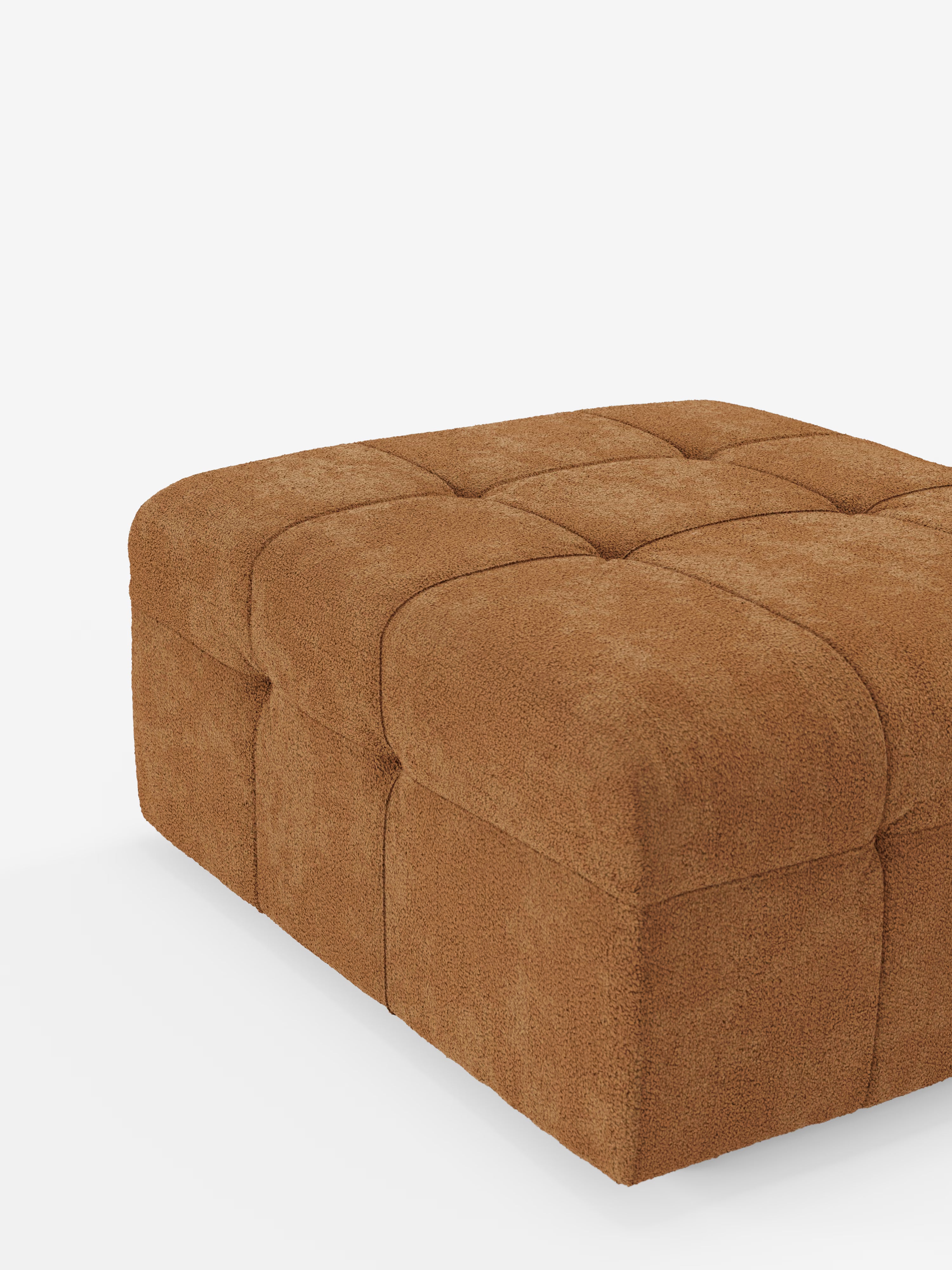 Un pouf e modulo Mosaic di Divani.Store, spazioso e di forma quadrata, che misura 96x77 cm, è rivestito con un morbido tessuto bouclé (tessuto antimacchia T21) in una ricca tonalità di marrone. Il design capitonné mette in risalto le profonde sezioni trapuntate disposte a griglia, che richiamano lo stile caratteristico del Pouf Mosaic. Sullo sfondo bianco a tinta unita, il pouf appare eccezionalmente morbido e confortevole.
