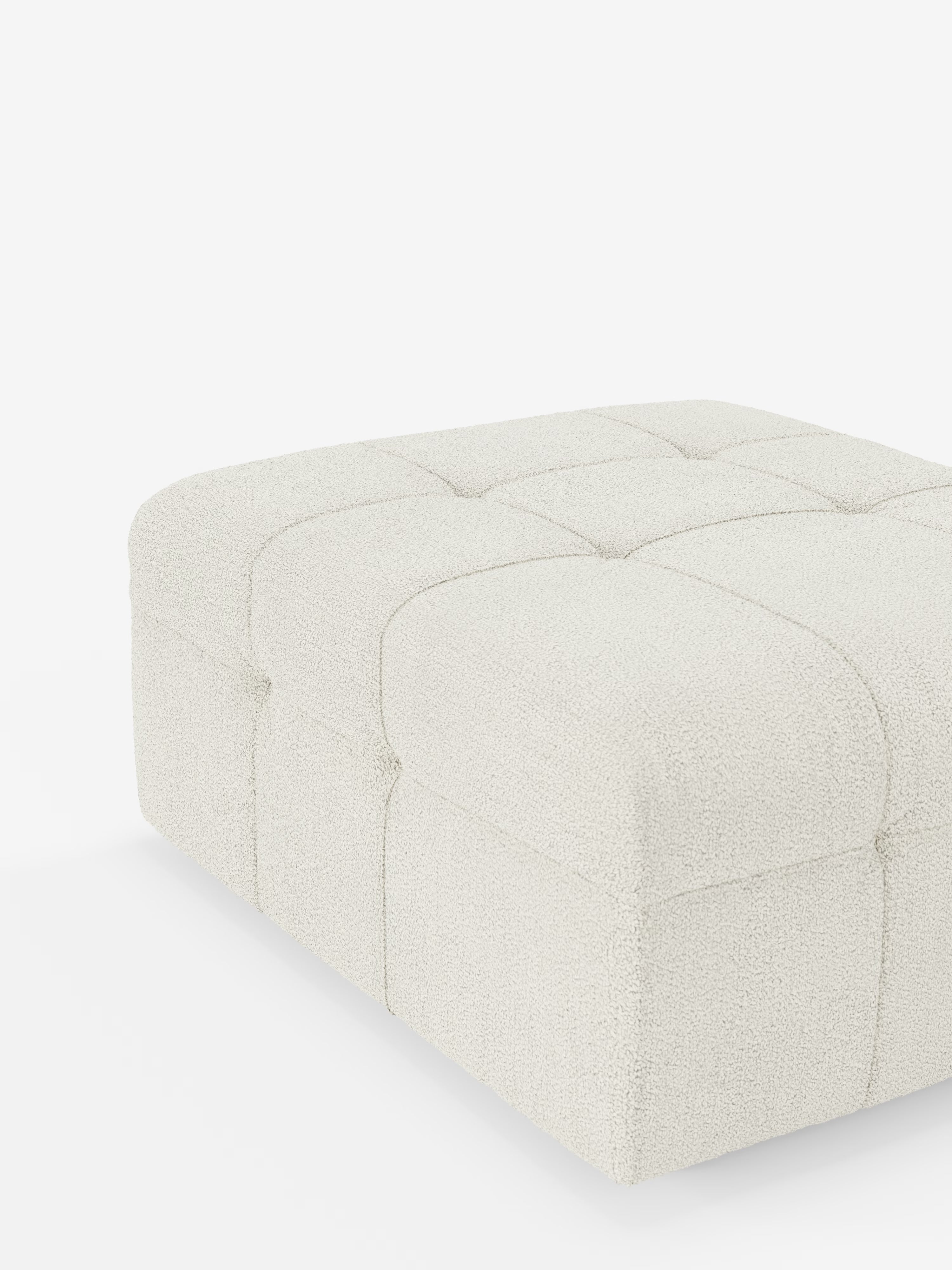 Vi presentiamo il pouf e modulo Mosaic in bouclé di Divani.Store: un pouf quadrato dalle dimensioni generose (96x77 cm) realizzato in tessuto T21 resistente alle macchie. Il rivestimento in bouclé bianco sporco e testurizzato presenta sulla parte superiore un motivo capitonné, che crea un raffinato effetto a griglia. Il complemento d’arredo presenta una silhouette minimalista, senza gambe a vista né ornamenti superflui, che risalta su uno sfondo bianco a tinta unita.