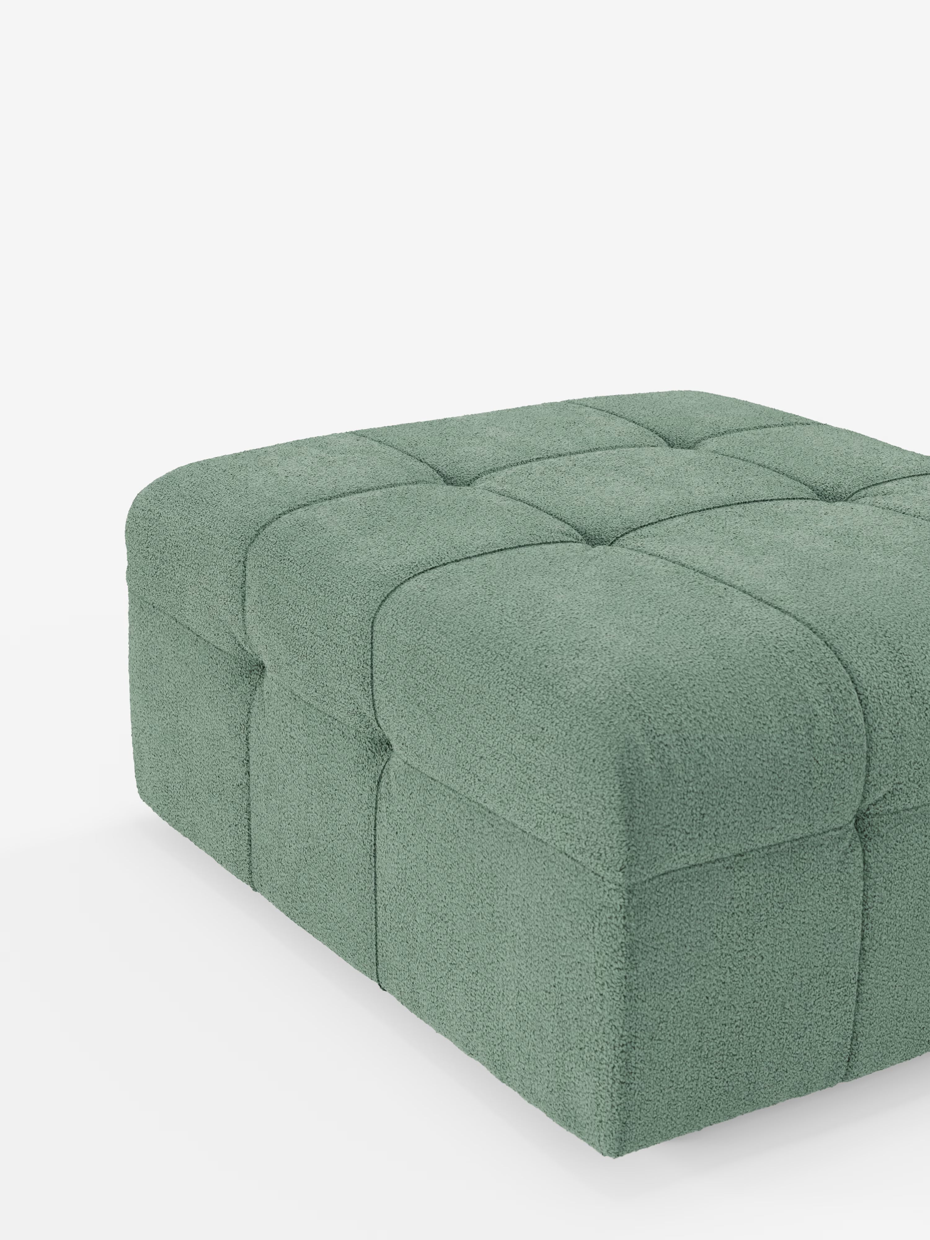 Il pouf e modulo Mosaic in bouclé di Divani.Store è un pouf quadrato (96x77 cm) caratterizzato da un classico design capitonné, con cuciture a bottoni che formano una delicata griglia sul morbido tessuto T21 verde salvia, resistente alle macchie. Il rivestimento in bouclé testurizzato risalta con eleganza sullo sfondo bianco a tinta unita.