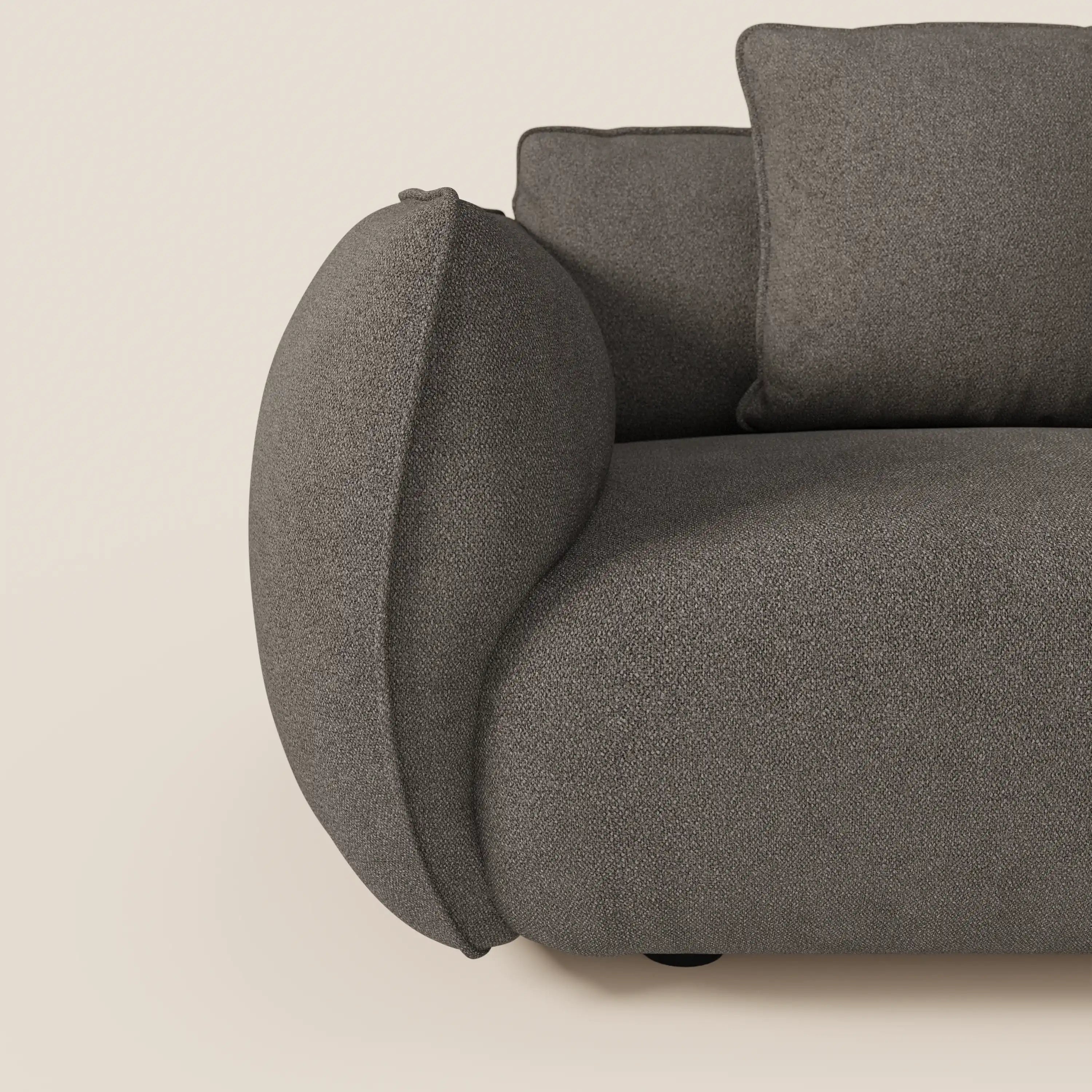 Primo piano del divano modulare Nimbus a 3 sedute di Divani.Store, caratterizzato da un bracciolo e da una seduta arrotondati in tessuto grigio scuro T33 antimacchia effetto cotone, ideale per spazi abitativi eleganti e personalizzabili.