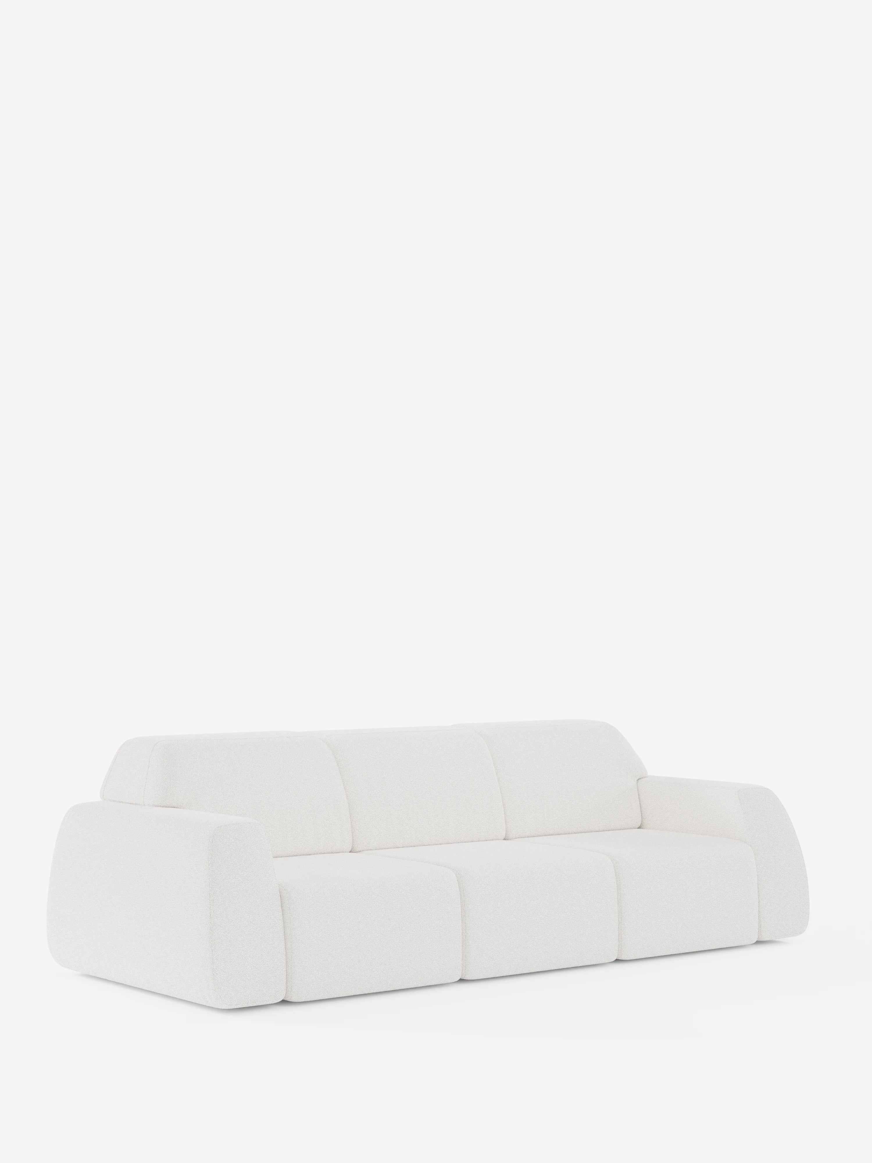 Un divano Orbit moderno e dal profilo basso, di colore bianco, con 3 sedute scorrevoli ed estensibili in tessuto effetto cotone antimacchia T33 di Divani.Store, caratterizzato da tre cuscini di seduta scorrevoli ed estensibili e da bordi morbidi e arrotondati. Il divano presenta braccioli spessi e morbidi e uno schienale generoso, che risaltano su uno sfondo bianco a tinta unita. Il suo design minimalista e contemporaneo è completamente sfoderabile per una facile pulizia.