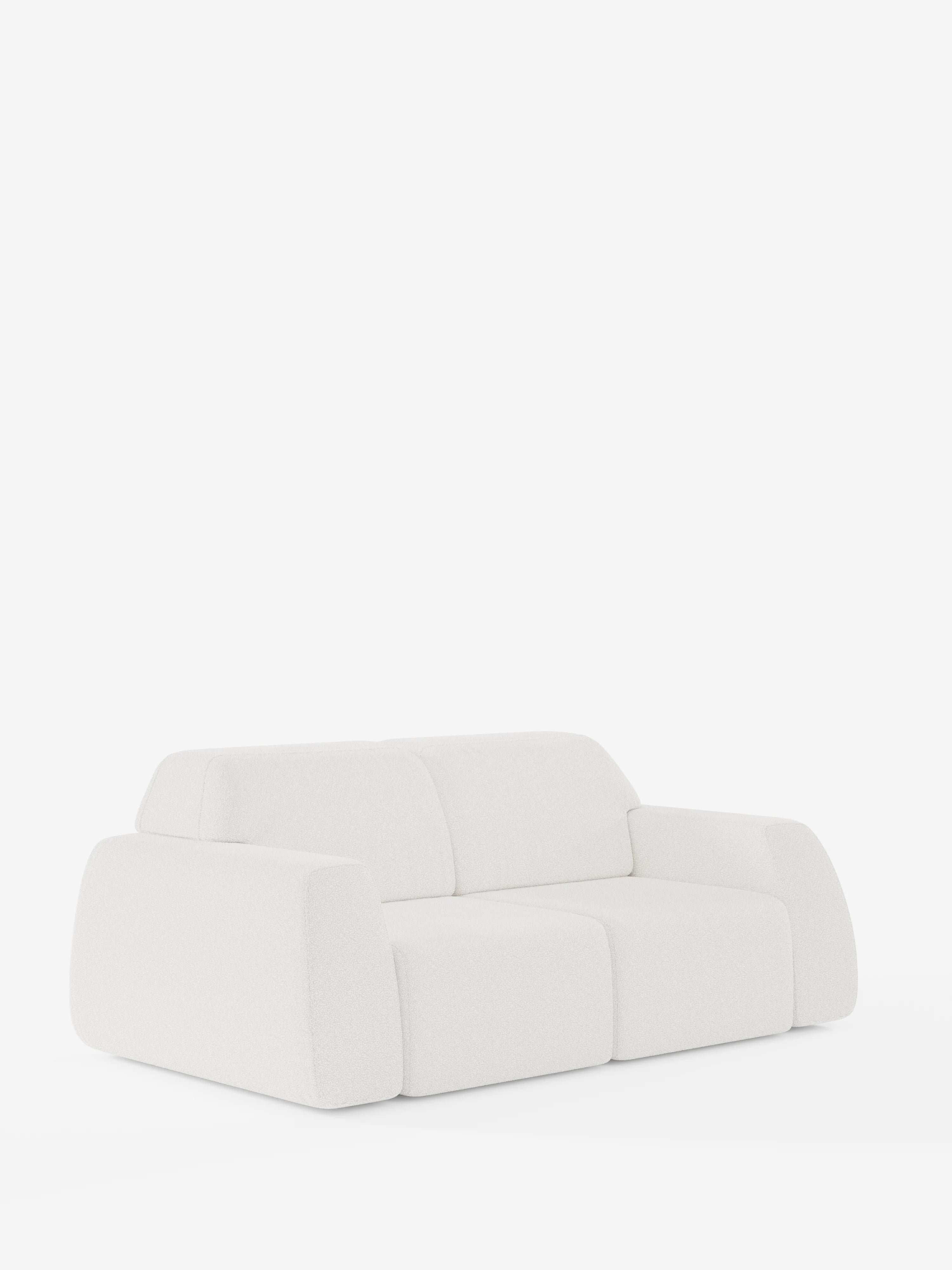Divano Orbit minimalista bianco a 2 e 3 posti con sedute scorrevoli di Divani.Store, completamente sfoderabile e rivestito in tessuto T33 effetto cotone antimacchia. Caratterizzato da cuscini morbidi e squadrati e braccioli arrotondati, questo design contemporaneo vanta un rivestimento morbido e spesso e linee pulite. Su uno sfondo bianco uniforme, senza altri oggetti visibili, la forma e la consistenza del divano risaltano particolarmente.