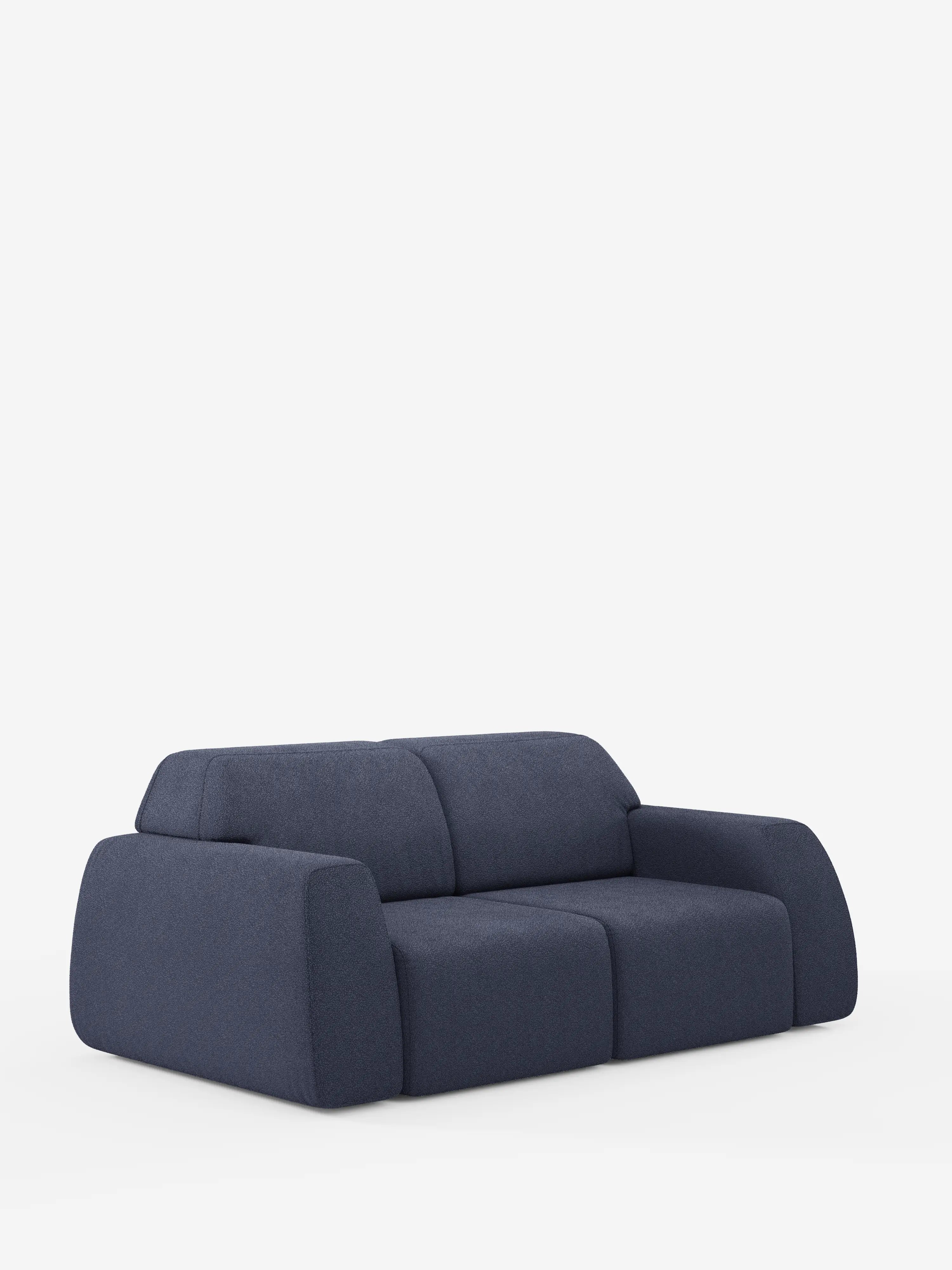 Un divano a 3 posti Orbit in stile contemporaneo di Divani.Store, rivestito in tessuto T33 effetto cotone blu scuro e resistente alle macchie, spicca su uno sfondo bianco a tinta unita. I rivestimenti completamente sfoderabili ne facilitano la manutenzione, mentre i morbidi bordi arrotondati e gli ampi braccioli ne esaltano il fascino minimalista. I morbidi cuscini della seduta e dello schienale sono dotati di sedute scorrevoli per garantire comfort e flessibilità personalizzabili.