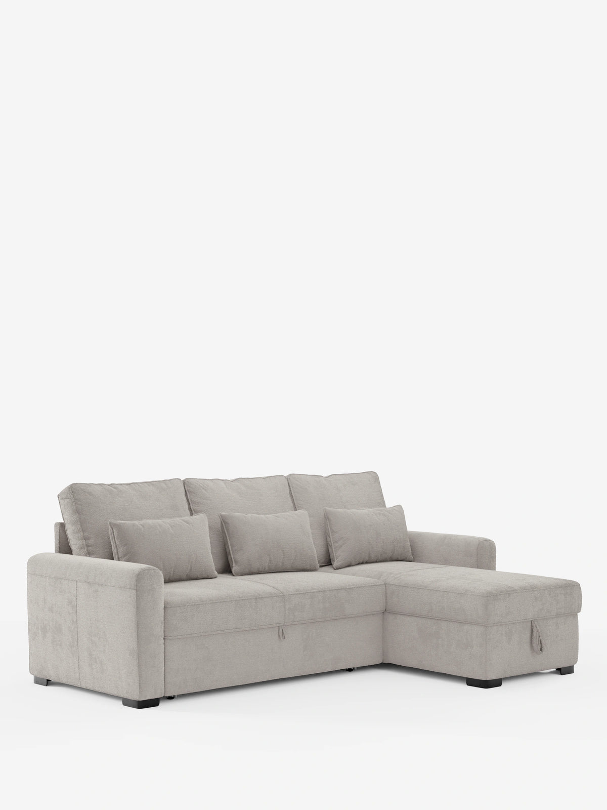 Un divano letto Ottaviano grigio chiaro con letto estraibile, penisola reversibile e contenitore in tessuto materico smacchiabile presenta tre grandi cuscini dello schienale, tre cuscini quadrati decorativi e una linguetta per l'apertura del contenitore su uno sfondo bianco.