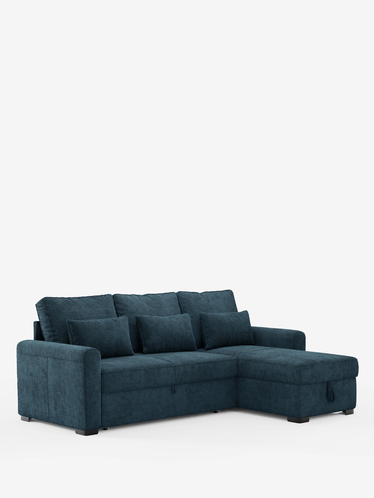 Un divano letto Ottaviano con letto estraibile, penisola reversibile e contenitore in tessuto materico smacchiabile blu navy, con chaise longue, tre cuscini dello schienale, tre cuscini quadrati decorativi e cuciture a vista su sfondo bianco.
