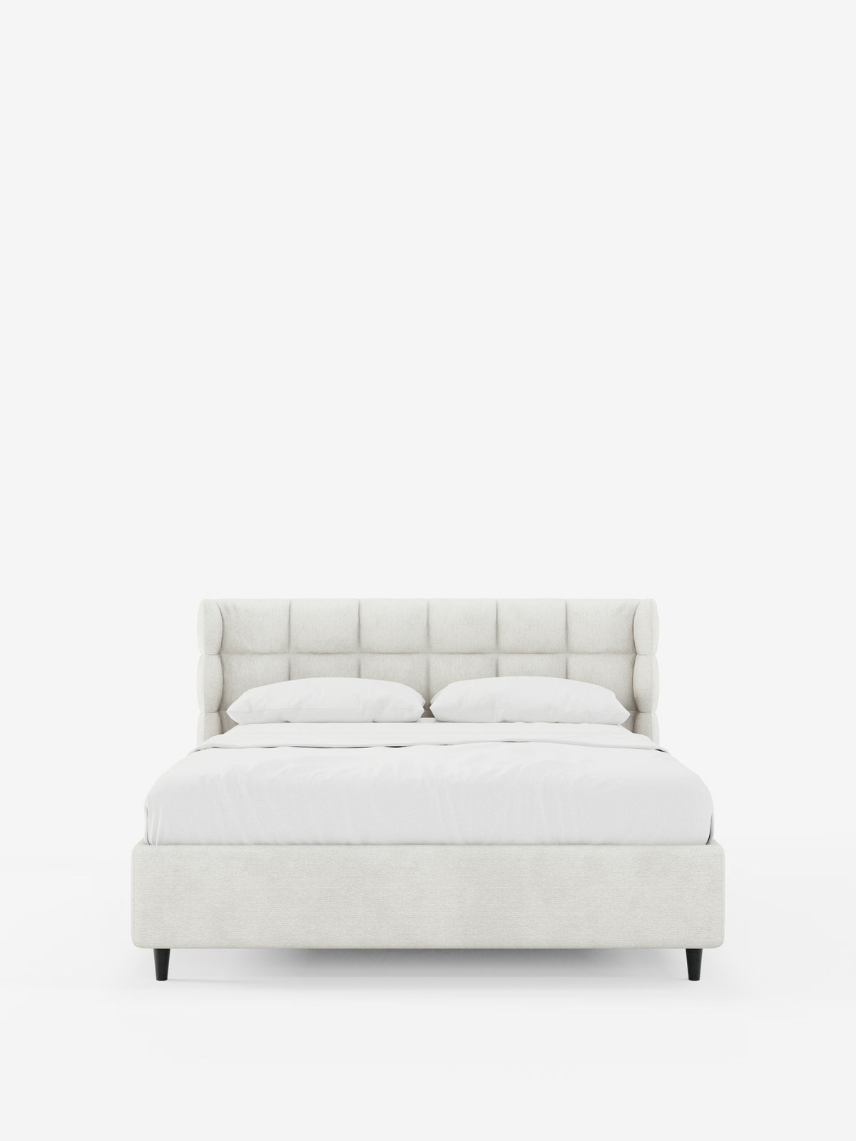 RAGNAR, letto imbottito con contenitore di Letti.store, caratterizzato da un’elegante testiera capitonné avvolgente in tessuto certificato Oeko-Tex® color beige chiaro. Il design minimalista comprende lenzuola bianche, due cuscini e gambe nere corte, su uno sfondo bianco neutro.