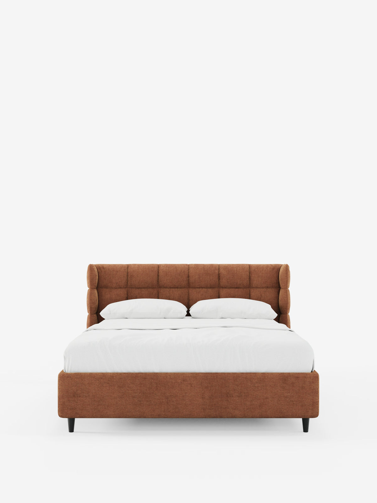 Il letto imbottito RAGNAR con contenitore e testiera capitonné avvolgente di Letti.store è un letto moderno caratterizzato da un’elegante testiera e struttura imbottite e trapuntate di colore marrone, certificate Oeko-Tex®, abbinate a due cuscini bianchi e a una biancheria da letto di un bianco candido. Appoggiato su quattro gambe corte nere, il letto è posizionato al centro di uno sfondo bianco a tinta unita.