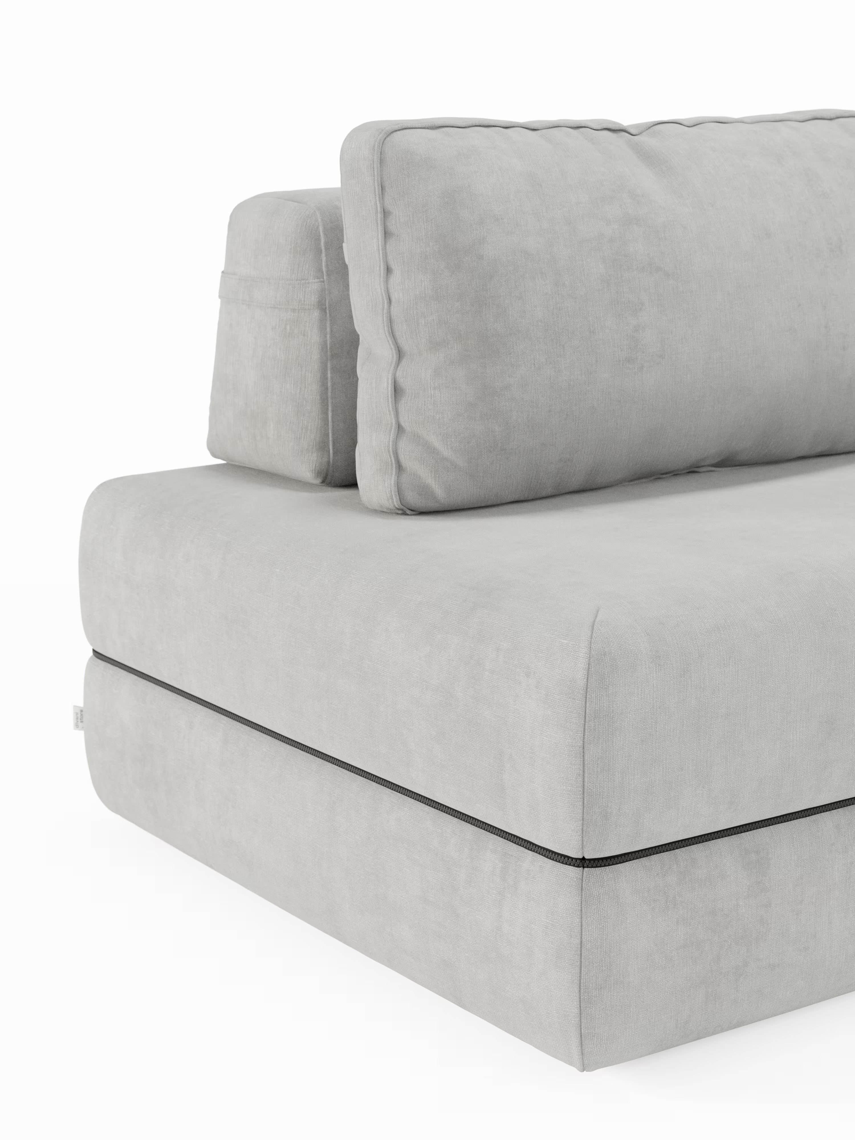 Un primo piano del divano letto matrimoniale Rift a 2 e 3 posti di Divani.Store, rivestito in un moderno tessuto grigio chiaro con morbidi cuscini di seduta e schienale. Questo divano letto si caratterizza per la texture liscia, i bordi squadrati e il caratteristico dettaglio di bordino nero lungo il bordo inferiore, il tutto su uno sfondo bianco a tinta unita. Il design prevede schienali regolabili e un materasso in memory foam alto 22 cm nella versione T31 per un comfort ancora maggiore.