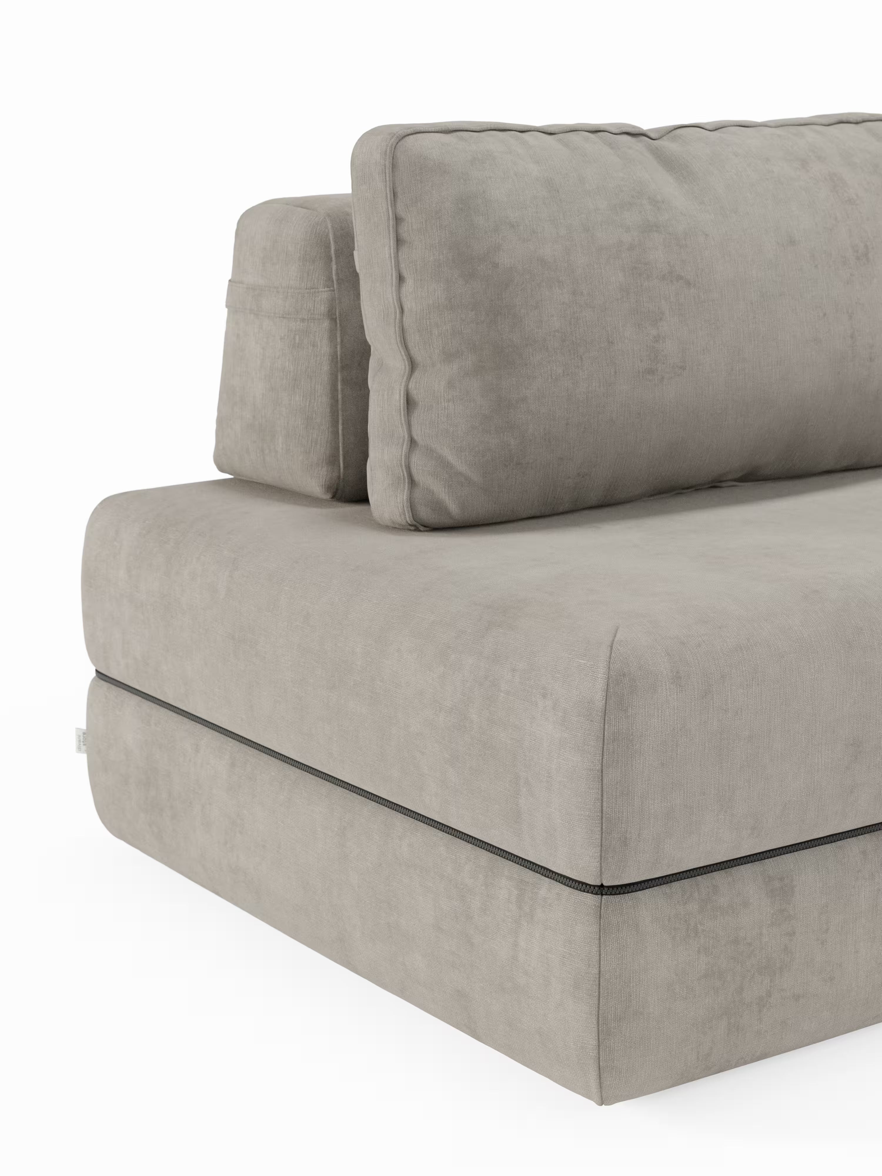 Primo piano del divano letto matrimoniale Rift a 2 e 3 posti con schienali mobili di Divani.Store, un moderno divano imbottito grigio chiaro dalla silhouette squadrata. Questo divano letto è caratterizzato da cuscini spessi per seduta e schienale, da una cerniera nera a vista lungo il bordo anteriore e da un materasso in memory foam alto 22 cm nella versione T31, il tutto su uno sfondo bianco a tinta unita.