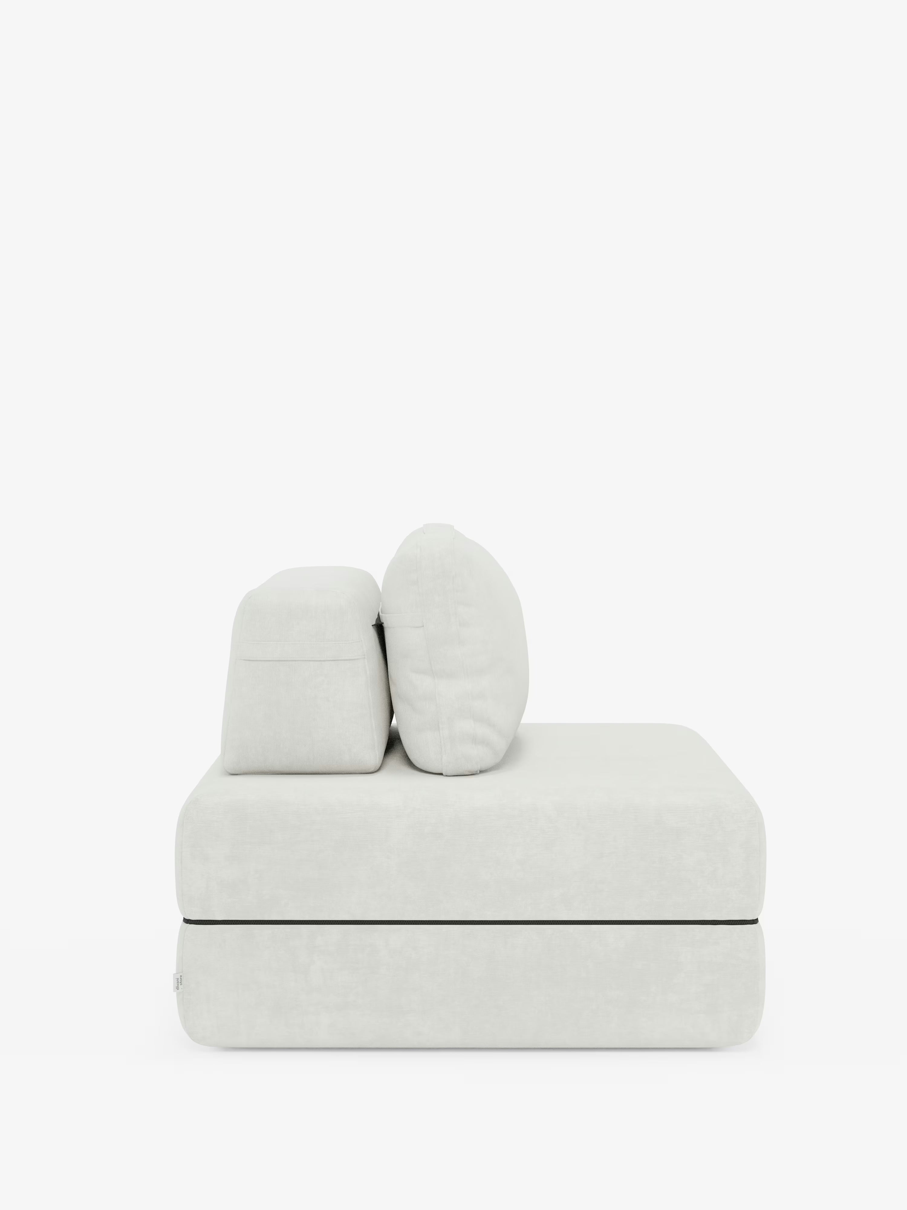 Una vista laterale minimalista della poltrona letto Rift con materasso alto 24 cm e memory foam di Divani.Il negozio presenta una moderna poltrona imbottita grigio chiaro con base rettangolare e due cuscini sovrapposti verticalmente che fungono da schienale mobile, rivestita in tessuto T31 antimacchia: un’elegante fusione di stile e versatilità nel design contemporaneo delle poltrone letto.