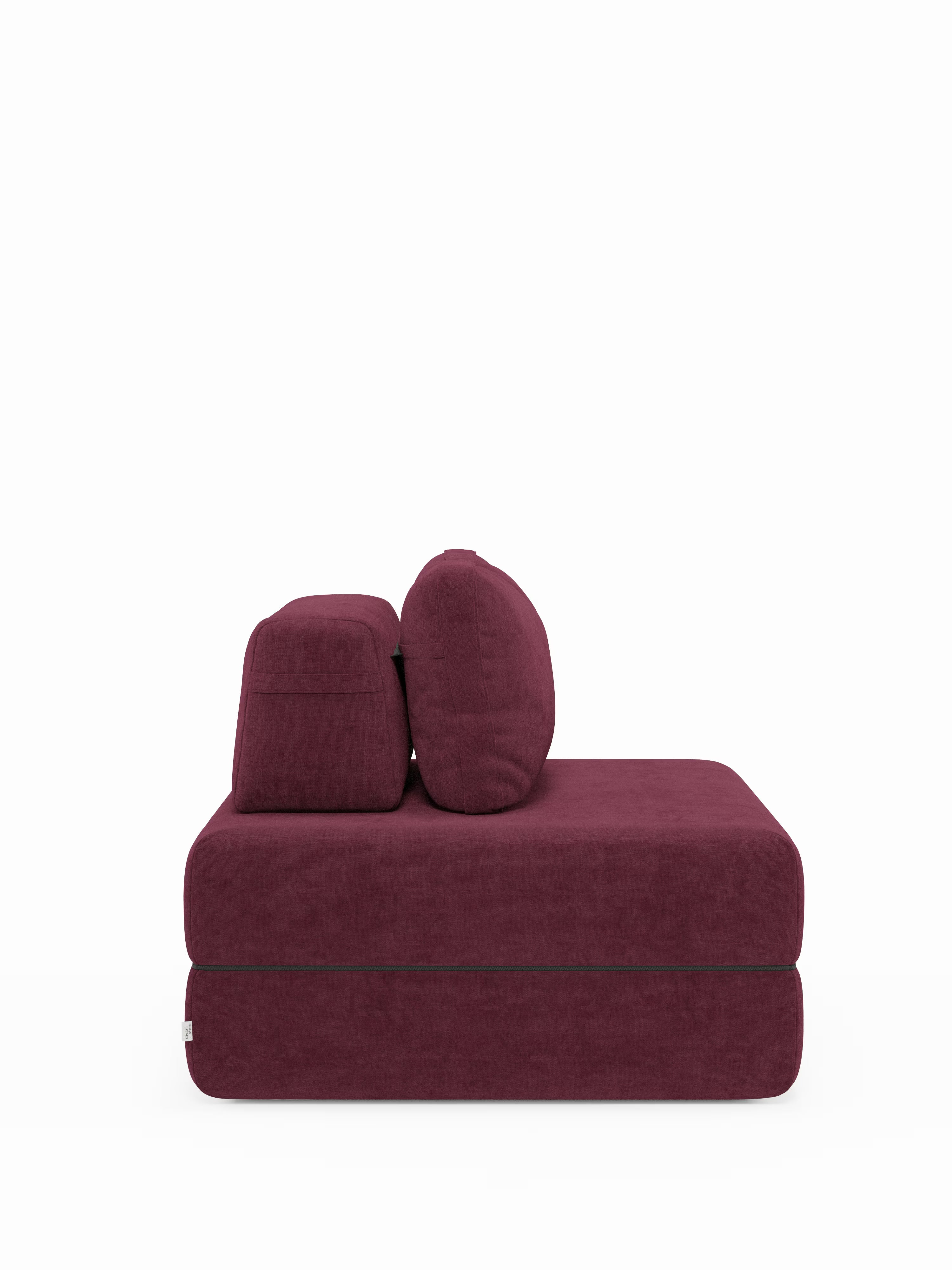 Vi presentiamo la poltrona letto Rift di Divani.Store: un divano da terra minimalista color bordeaux, caratterizzato da due cuscini dello schienale verticali e da un morbido e spesso cuscino di seduta con un materasso in memory foam alto 24 cm. Le sue linee pulite e il profilo ribassato risaltano sullo sfondo bianco, rendendola una poltrona salvaspazio o una poltrona letto ideale per gli interni moderni. Lo schienale mobile e il tessuto T31 antimacchia aggiungono stile e funzionalità.