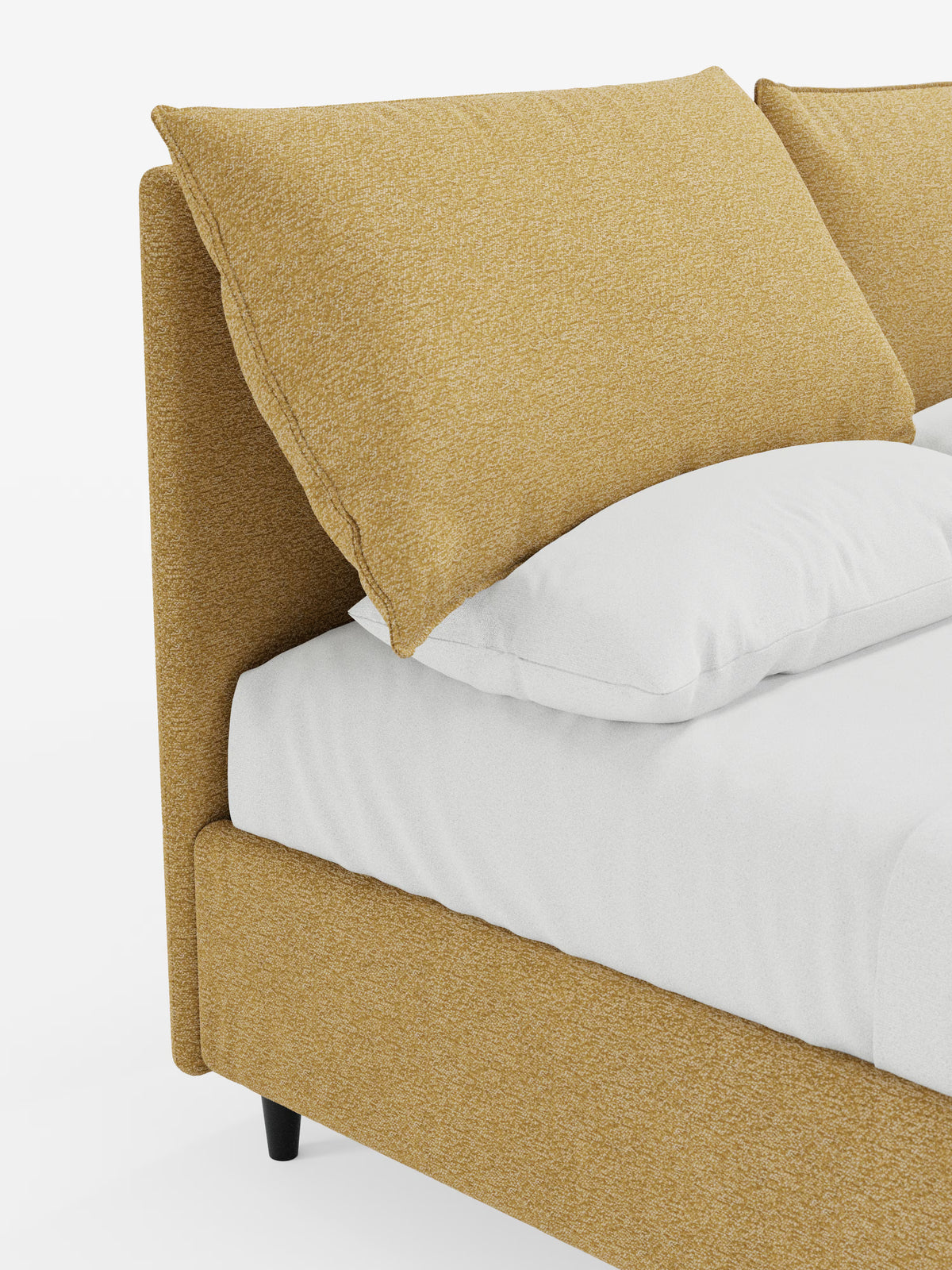 Un primo piano del letto imbottito ZAYRON con contenitore e morbidi cuscini regolabili di Letti.store, qui presentato in tessuto giallo senape certificato Oeko-Tex®. Il letto presenta un design moderno con gambe corte nere, un grande cuscino angolare e biancheria da letto di un bianco candido, il tutto su uno sfondo bianco a tinta unita.