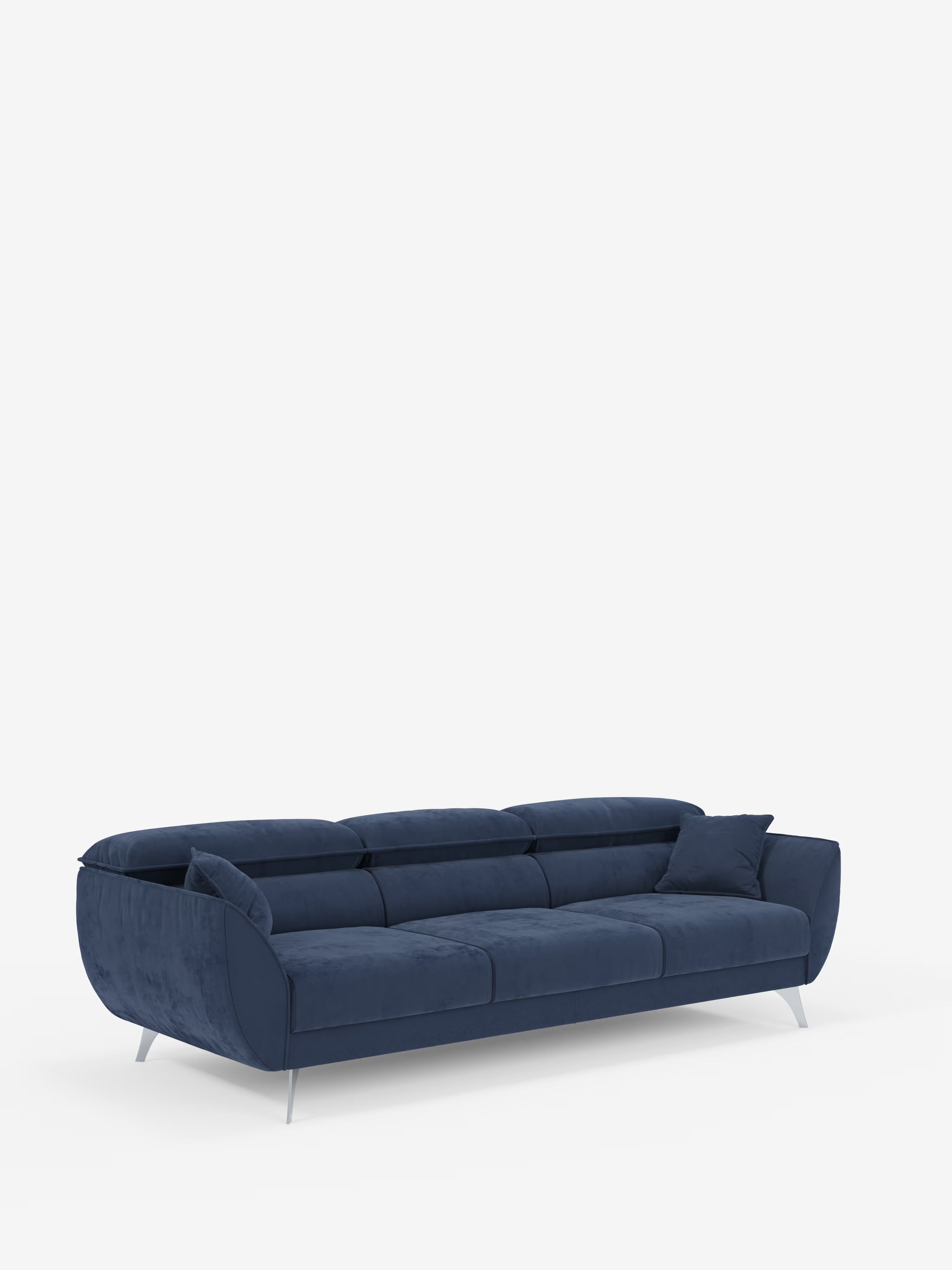 Il divano Michelangelo 4 Posti di Divani.Store è un moderno divano in velluto blu scuro dotato di tre sedute estensibili, poggiatesta reclinabili, sottili gambe in metallo argentato, morbidi braccioli e un cuscino decorativo abbinato sul lato destro, il tutto su uno sfondo bianco.