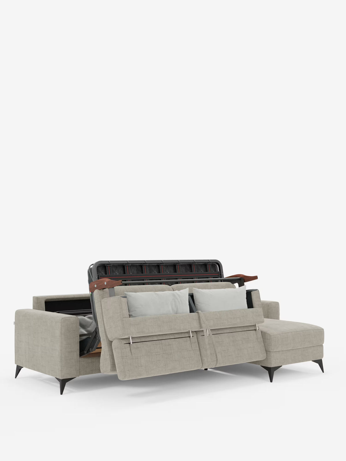 Il divano letto angolare Pegaso con poggiatesta reclinabili e penisola contenitore in tessuto jacquard smacchiabile T22 di Divani.Store è presentato su uno sfondo bianco. Questo divano componibile beige è dotato di due cuscini dello schienale e di sottili gambe nere, con una chaise longue sul lato destro (penisola contenitore) che offre spazio per riporre oggetti. Il divano mette in mostra il suo innovativo meccanismo di apertura a letto, rivelando la biancheria da letto ripiegata con cura all’interno e