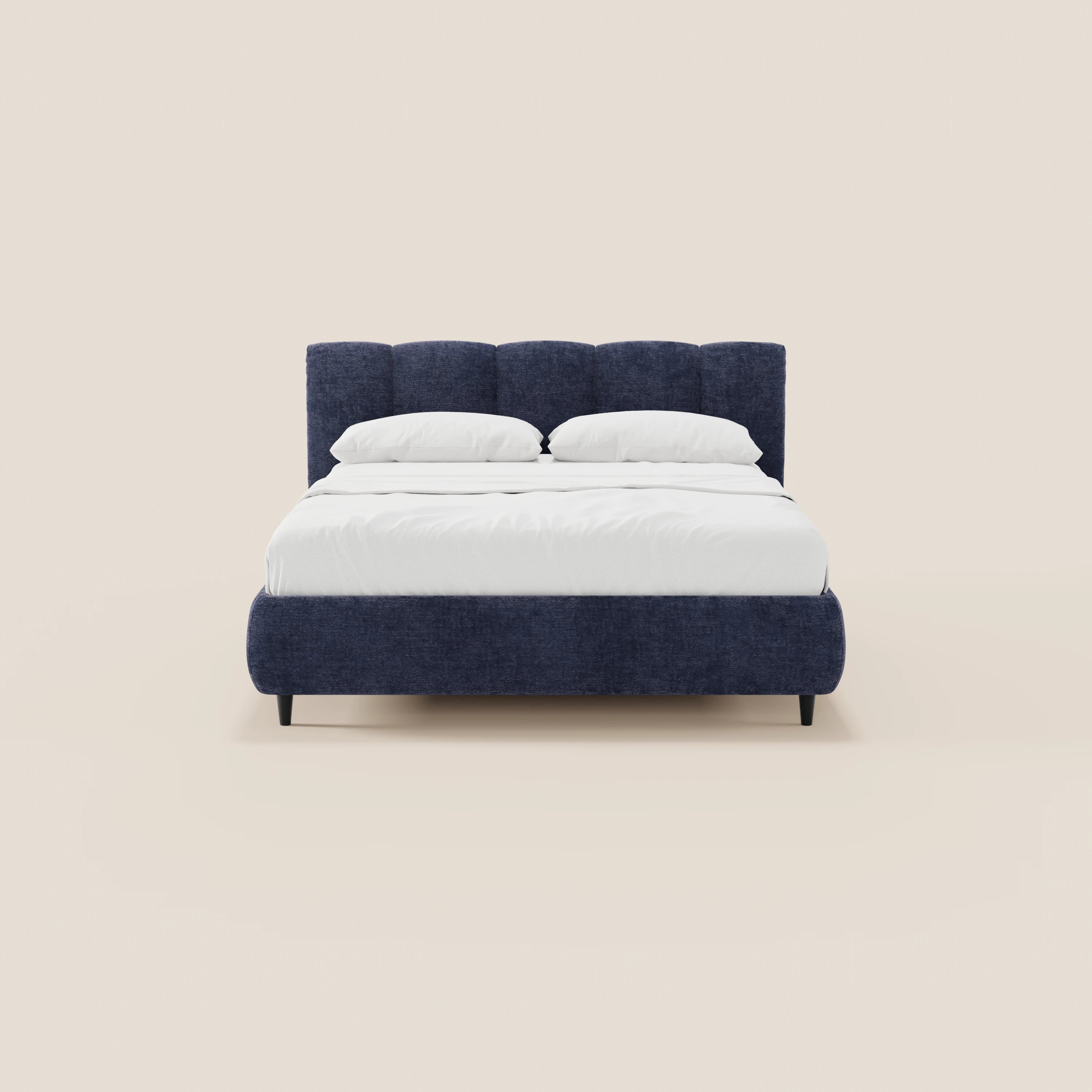 Il letto imbottito ARKAM di Letti.store, con vano contenitore e testiera verticale in tessuto Oeko-Tex®, unisce uno stile shabby chic a una funzionalità moderna, rendendolo perfetto per qualsiasi camera da letto con pareti beige.
