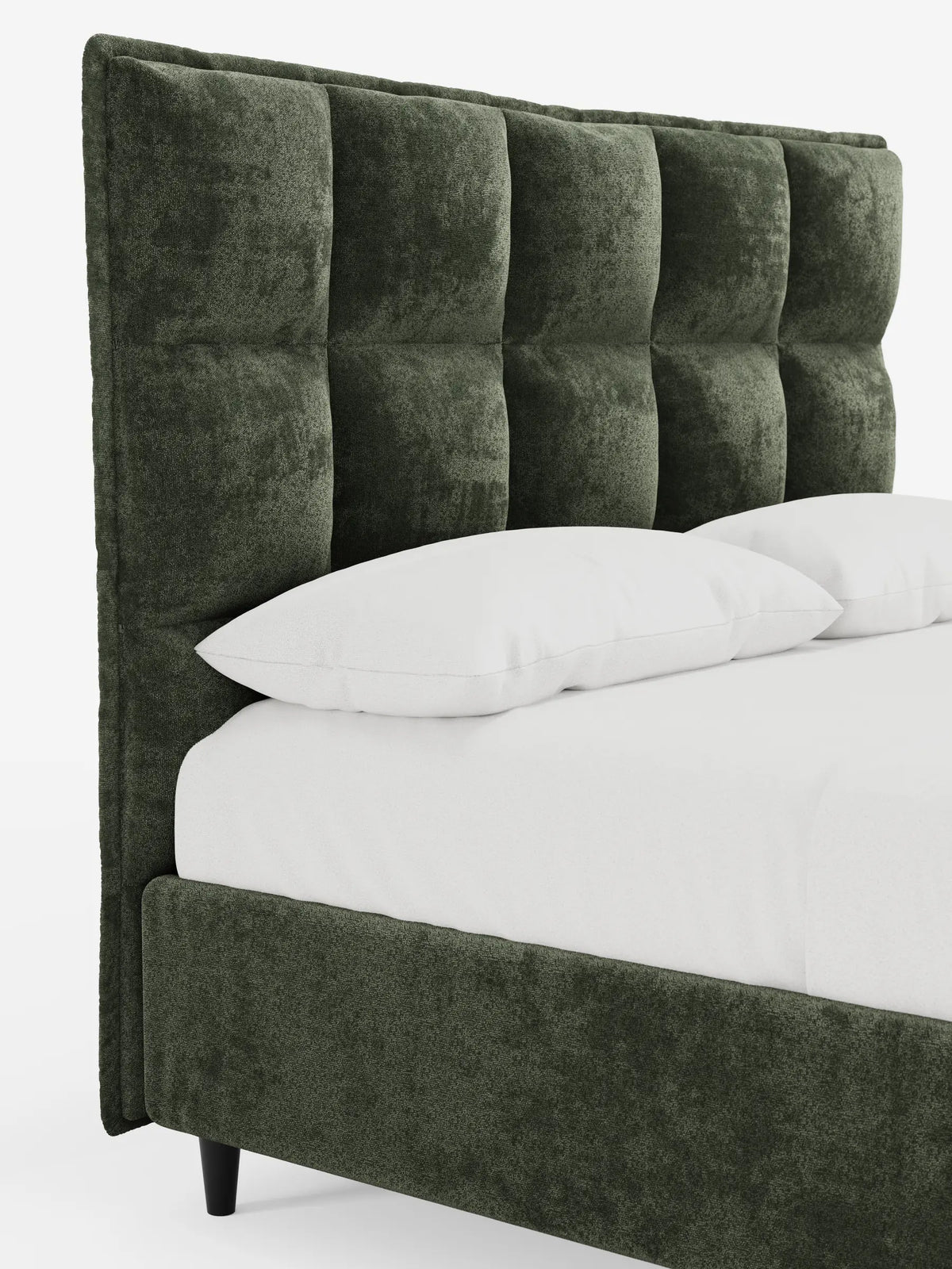 Letto imbottito AURO con contenitore e testiera alta capitonné in ciniglia Oeko-Tex® color verde scuro, con tessuto trapuntato simile al velluto, lenzuola bianche, due cuscini e gambe corte affusolate scure su uno sfondo bianco a tinta unita.