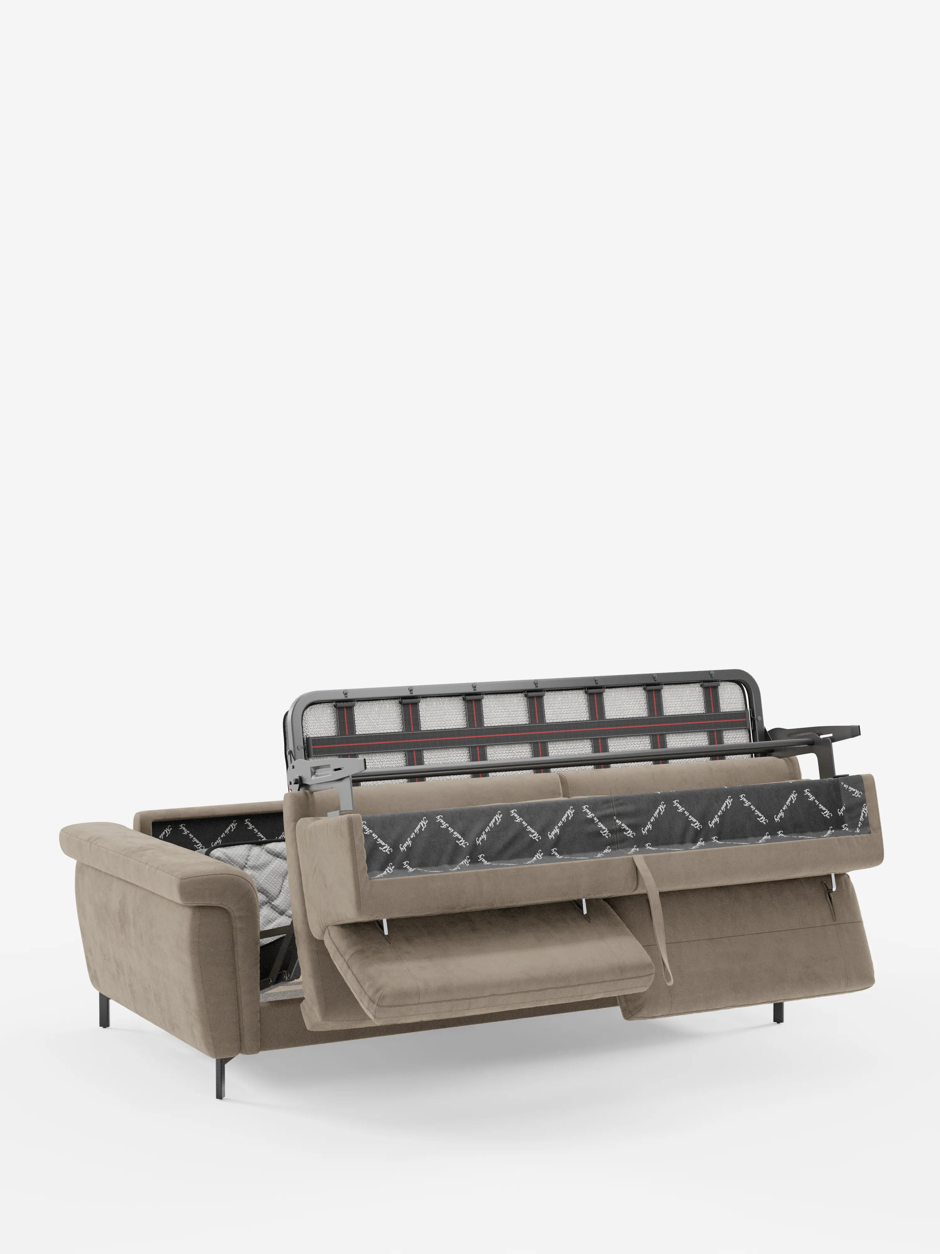 Il divano letto di design Capri di Divani.Store è qui presentato in tessuto T30 color cuoio, effetto velluto e resistente alle macchie, parzialmente aperto per rivelare il materasso con motivo bianco e nero e la struttura interna del letto. Su uno sfondo bianco a tinta unita, questo elegante divano letto mette in risalto le slanciate gambe alte nere e i poggiatesta regolabili: un esempio eccellente della superba maestria artigianale italiana.