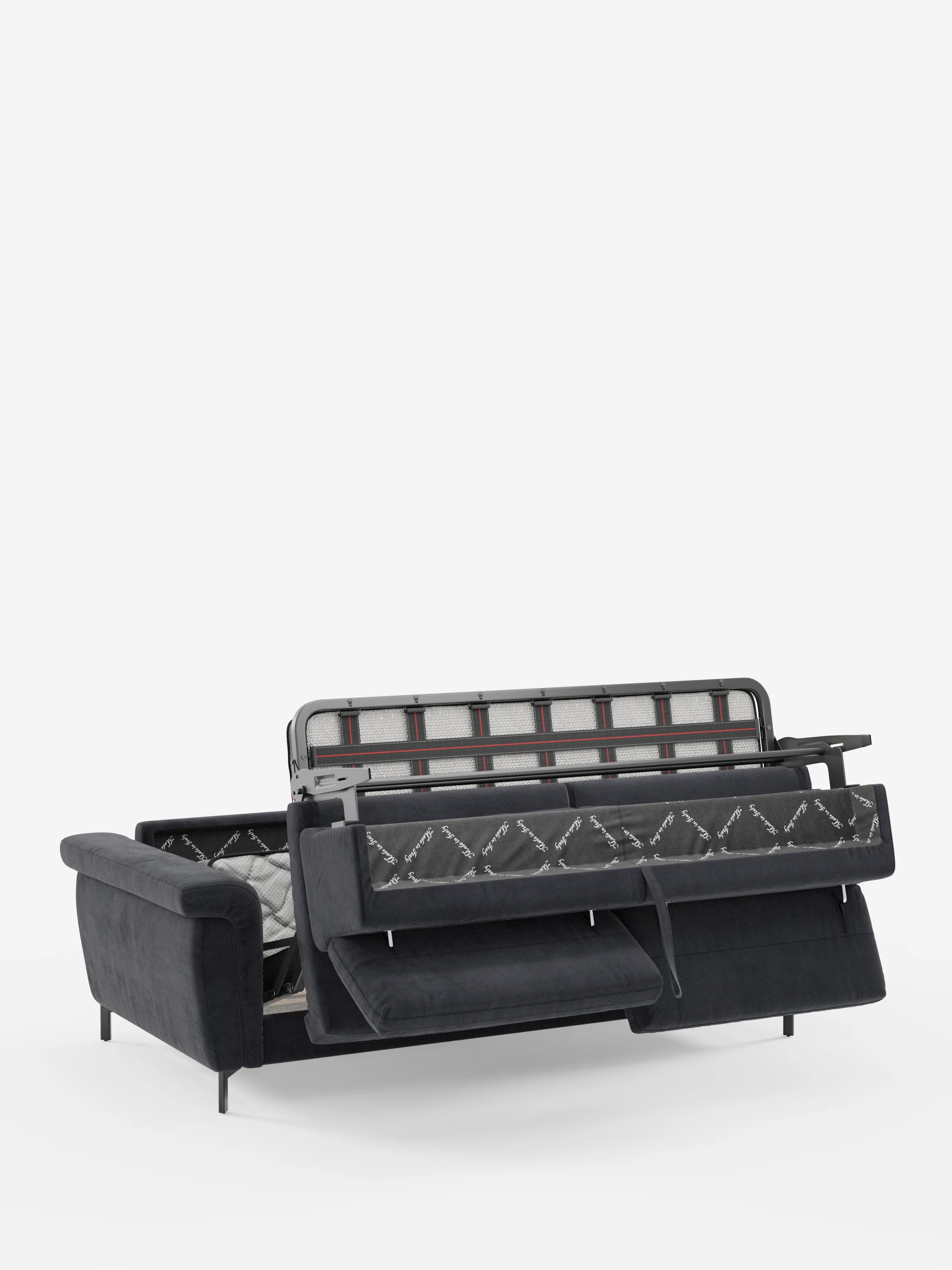 Un divano letto di design Capri con piedini alti di Divani.Il modello Store, rivestito in raffinato tessuto T30 effetto velluto resistente alle macchie, è raffigurato parzialmente aperto con i suoi braccioli sottili e le gambe alte, che rivelano il meccanismo di apertura integrato insieme al materasso ad alta densità e alla rete di sostegno a vista, su uno sfondo bianco a tinta unita.