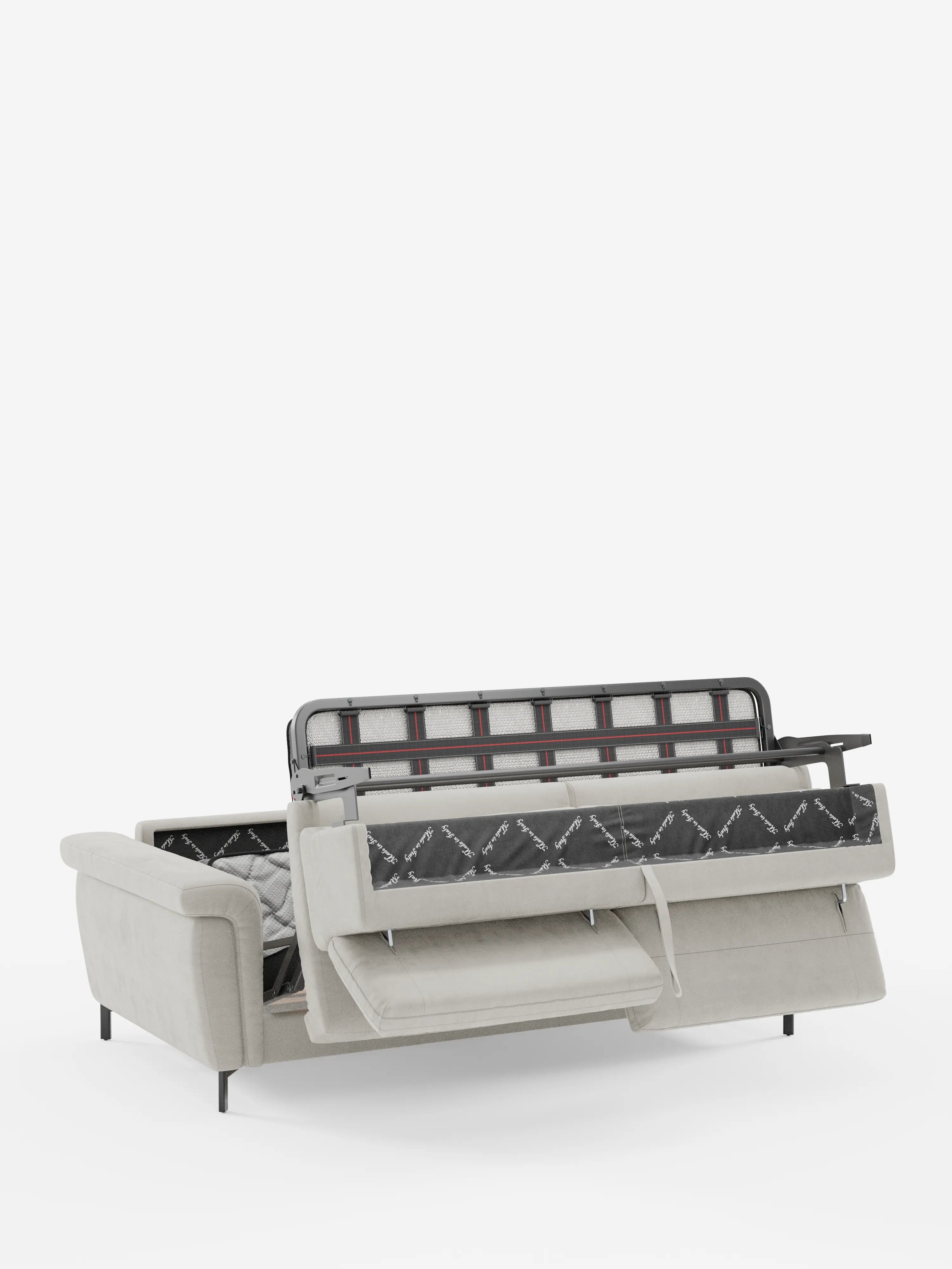Il divano letto Capri di design, in beige chiaro, di Divani.Store è raffigurato con il materasso parzialmente esteso e il meccanismo a vista, che rivela le barre di sostegno interne e la trapuntatura interna. Realizzato in raffinato tessuto effetto velluto smacchiabile T30 per esaltarne la pregiata manifattura italiana, il divano presenta gambe alte e poggiatesta reclinabili, il tutto su uno sfondo bianco a tinta unita.