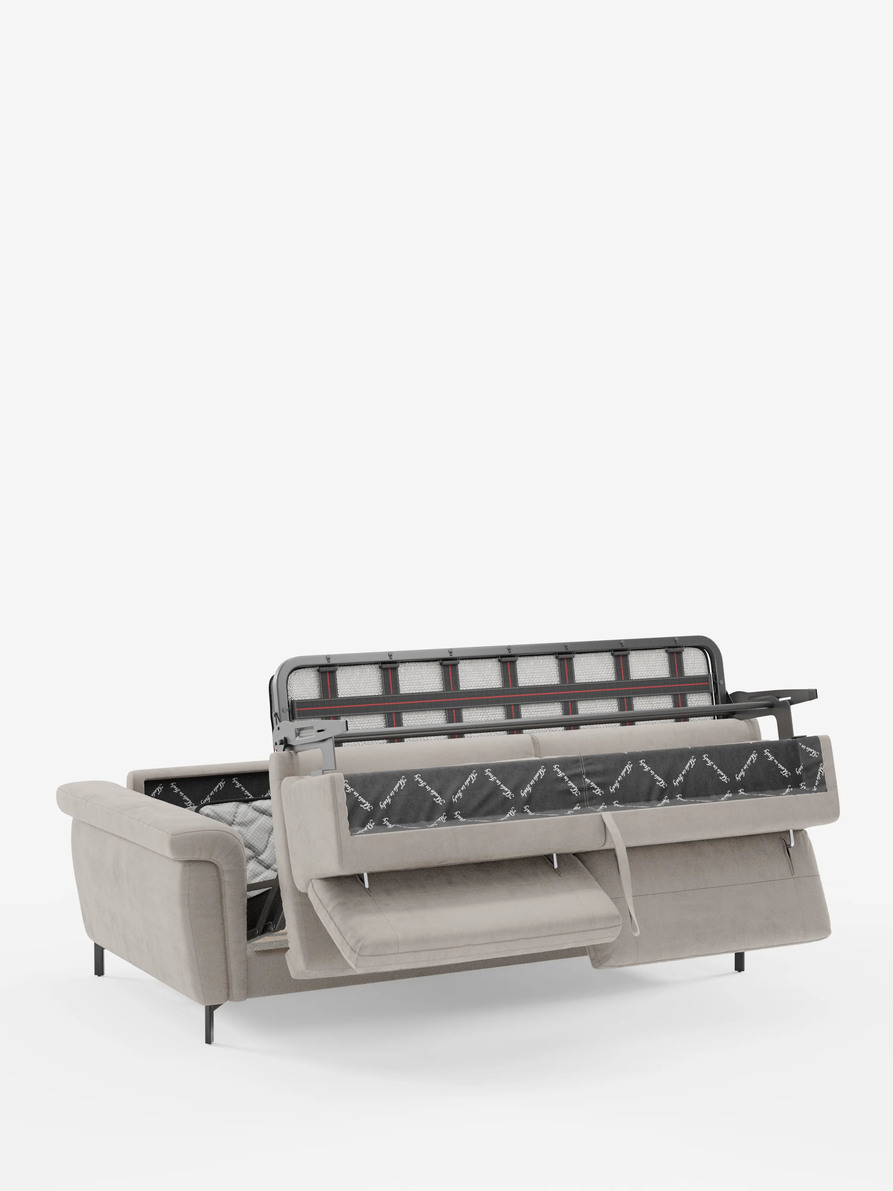 Un divano letto Capri di design, color beige chiaro, firmato Divani.Store, è raffigurato parzialmente aperto su uno sfondo bianco. Rivestito in raffinato tessuto effetto velluto smacchiabile T30, la seduta si solleva per rivelare un materasso nascosto e una struttura del letto in metallo, mettendo in evidenza il suo versatile design trasformabile. Il divano è dotato di poggiatesta reclinabili regolabili, braccioli semplici, sottili piedini alti neri ed è un esempio di raffinata manifattura italiana.