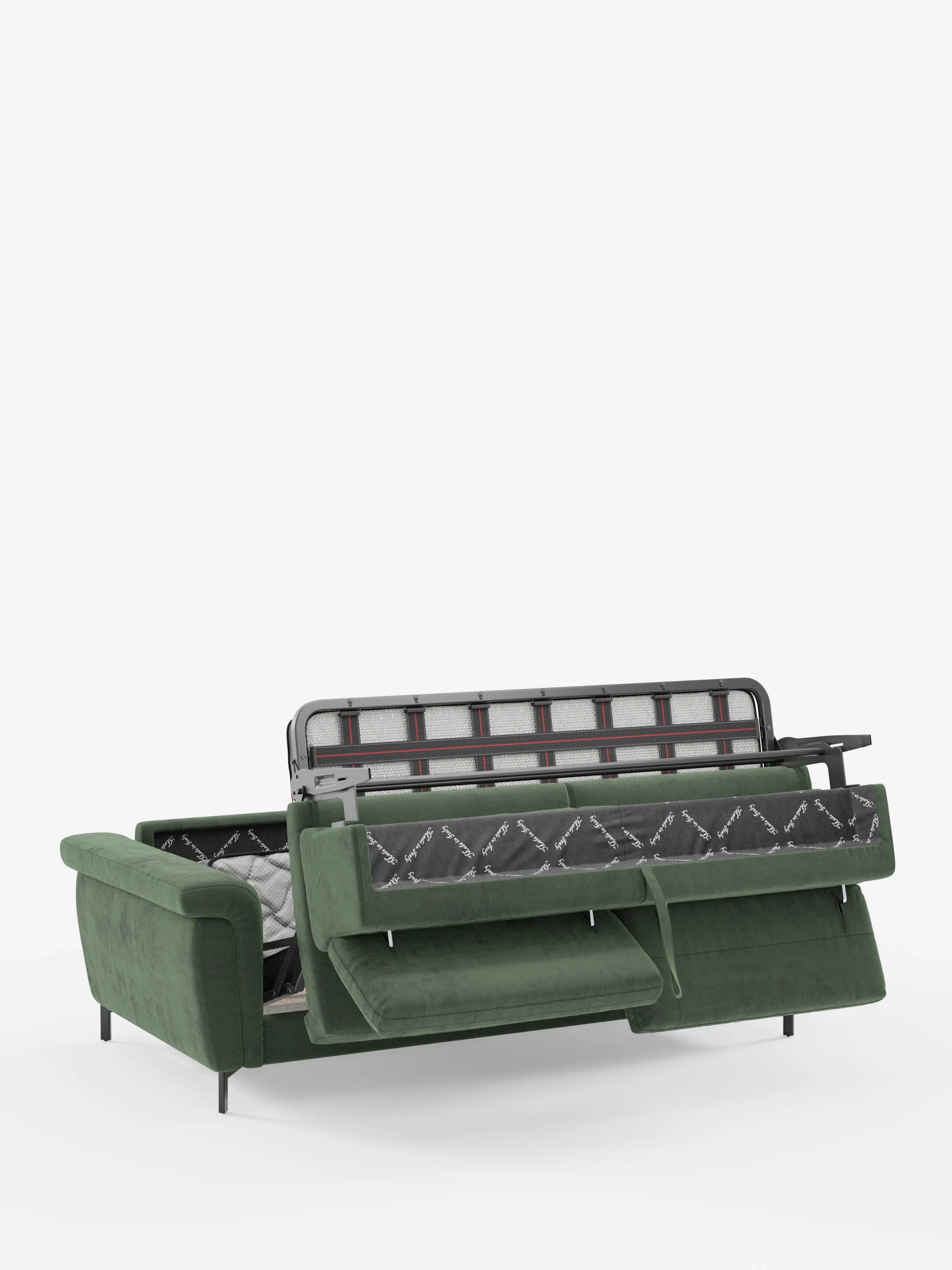 Il divano letto di design “Capri” di Divani.Store, di colore verde, caratterizzato da piedini alti neri e poggiatesta reclinabili, è raffigurato parzialmente aperto in configurazione letto. I cuscini della seduta e dello schienale, realizzati in raffinato tessuto effetto velluto smacchiabile T30, sono sollevati per rivelare la struttura in metallo e il meccanismo interno del materasso. Su uno sfondo bianco a tinta unita, questo versatile divano mette in risalto l’eleganza della manifattura italiana.