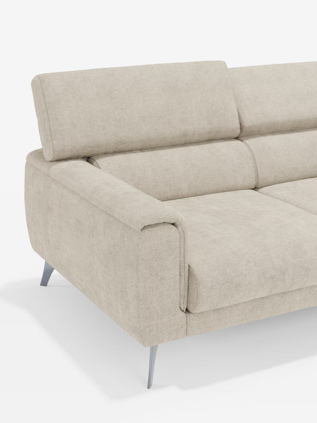 Un primo piano del lato sinistro dell'elegante divano Caravaggio a 4 posti con tre sedute scorrevoli di Divani.Store, caratterizzato da linee moderne e pulite, ampi braccioli imbottiti, poggiatesta reclinabili regolabili e gambe in metallo angolate, rivestito in tessuto smacchiabile beige T31, su sfondo bianco.