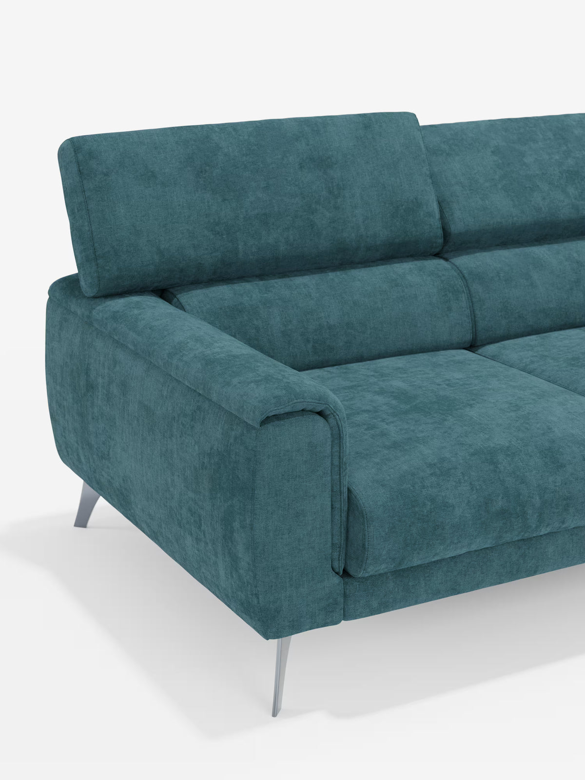 Il divano Caravaggio a 4 posti con tre sedute scorrevoli di Divani.Store presenta un design moderno e minimalista caratterizzato da linee pulite, gambe angolari cromate e poggiatesta reclinabili. Rivestito in morbido tessuto T31 vellutato e resistente alle macchie, questo divano contemporaneo è raffigurato nell’immagine che ne evidenzia solo l’angolo sinistro e il bracciolo.