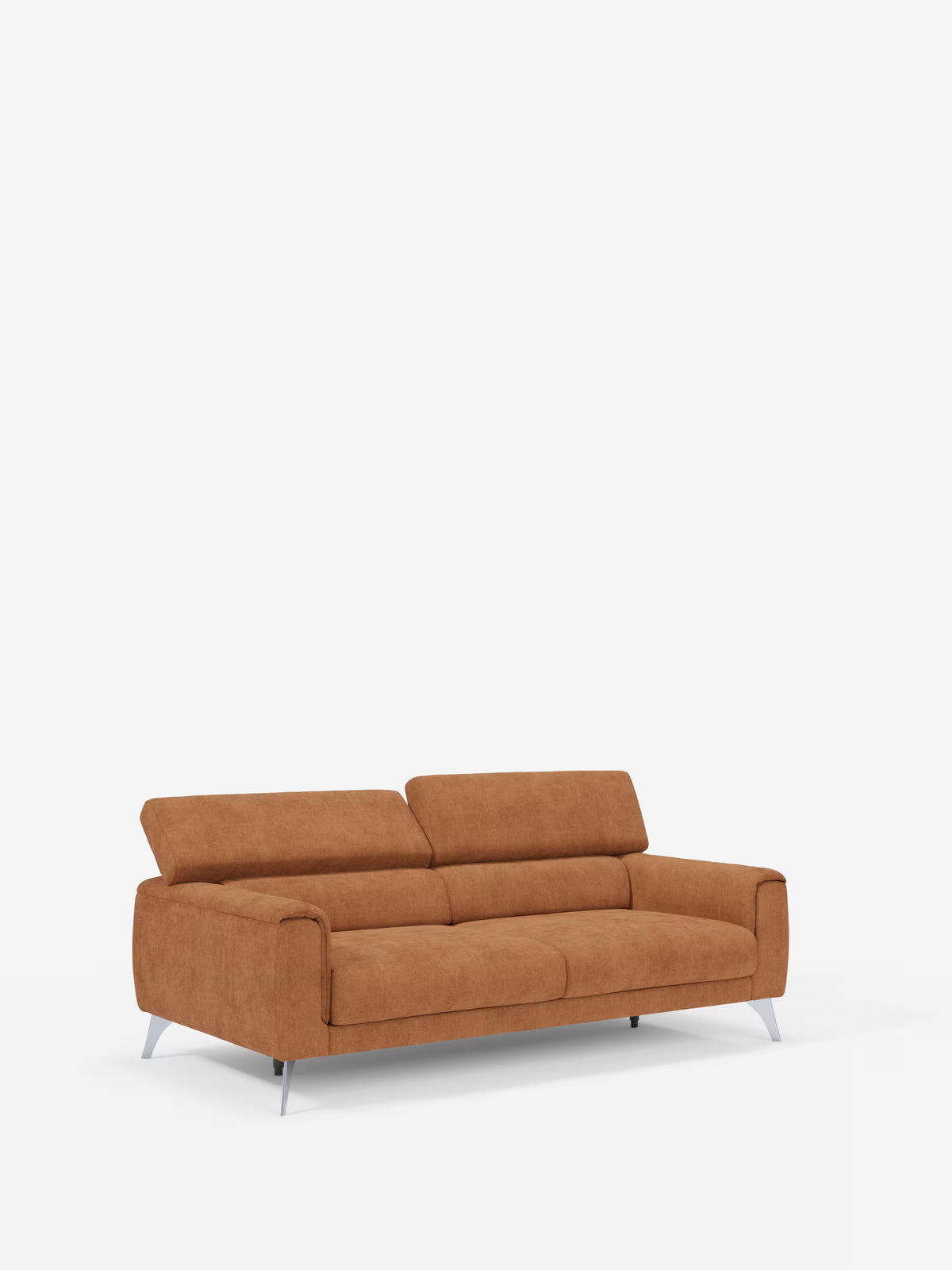 Un divano a tre posti Caravaggio in stile contemporaneo di Divani.Store, dotato di sedute allungabili, poggiatesta regolabili e ampi braccioli, rivestito in elegante tessuto T31 marrone antimacchia e con eleganti gambe in metallo, presentato su uno sfondo bianco a tinta unita.