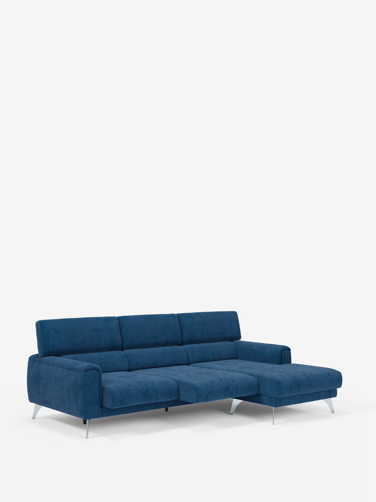 Un moderno divano angolare Caravaggio blu con penisola e sedute scorrevoli in tessuto smacchiabile T31 di Divani.Store, caratterizzato da gambe in metallo, braccioli bassi e una chaise longue posizionata sul lato destro. Questo design minimalista comprende tre cuscini di seduta e tre cuscini di schienale, il tutto su uno sfondo bianco a tinta unita.