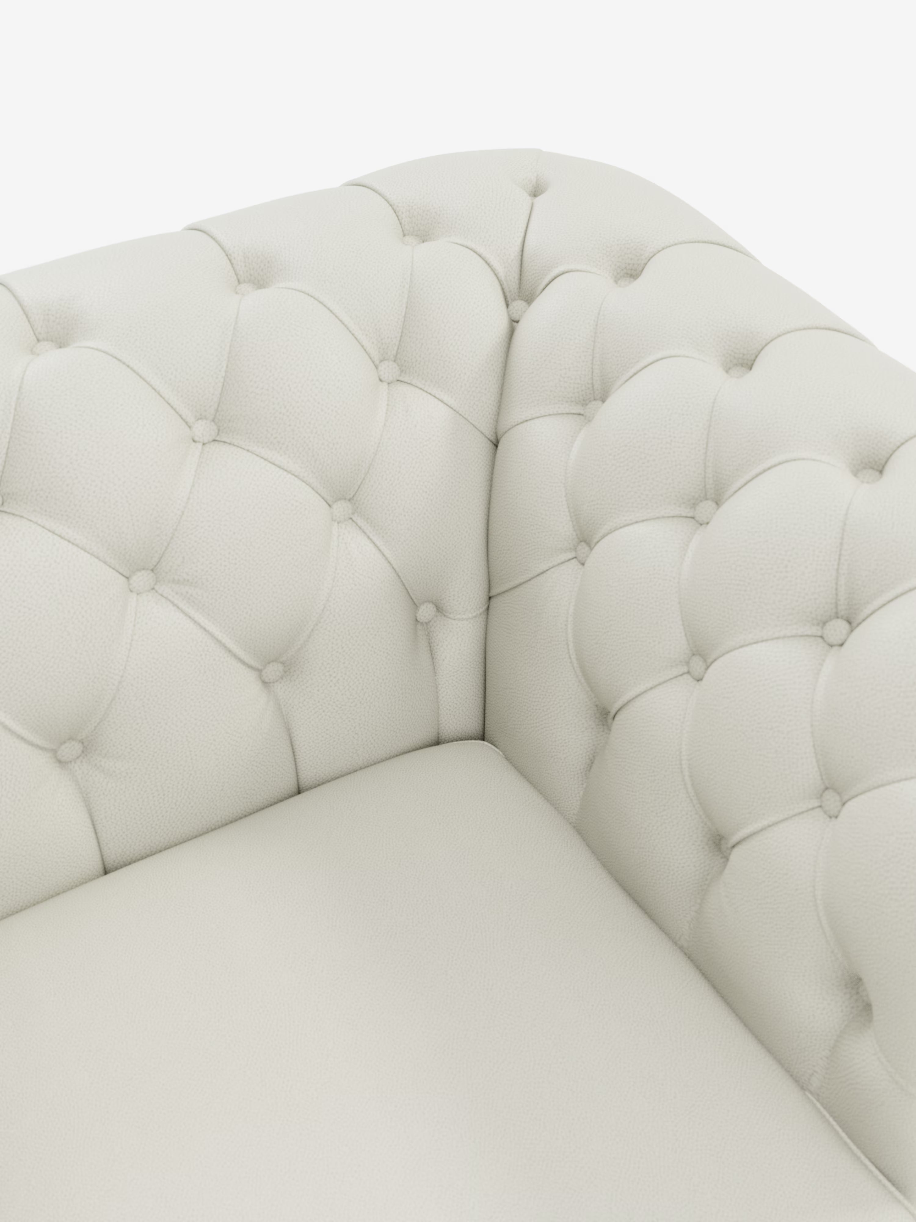 Primo piano del Chester 4 Posti 3 sedute in Vera Pelle – Chesterfield Capitonné Artigianale di Divani.Store, caratterizzato da un angolo in pelle color crema con trapuntatura a bottoni che mette in risalto la rifinitura dettagliata e la morbida imbottitura. La maestria artigianale è evidente nella trama della vera pelle e nelle precise cuciture del rivestimento, che sottolineano l’eleganza lussuosa e intramontabile del divano, ispirata al classico design Chesterfield.