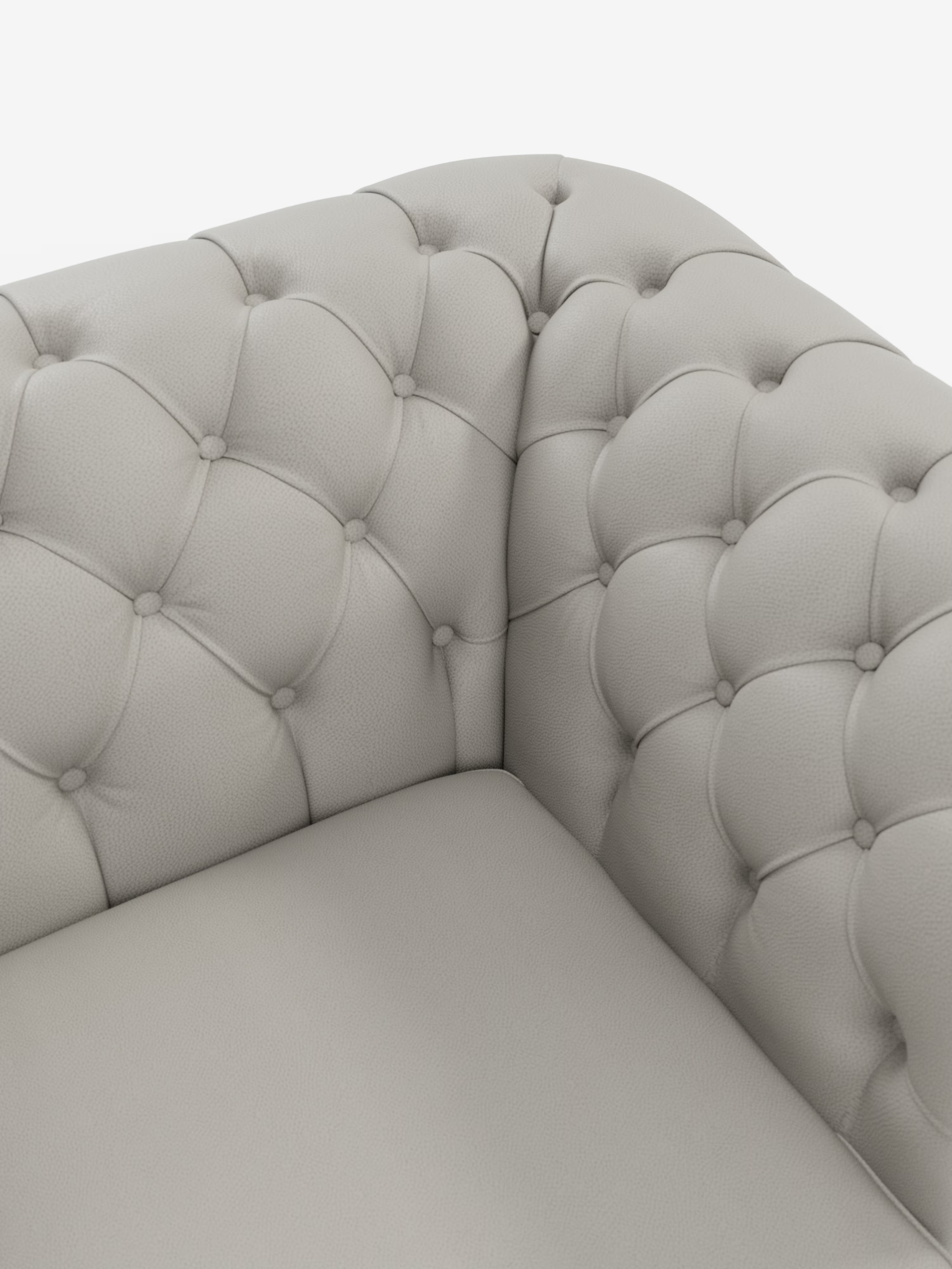 Primo piano del Chester 4 Posti 3 sedute in Vera Pelle – Chesterfield Capitonné Artigianale di Divani.Store: un divano ad angolo in pelle capitonné grigio chiaro, caratterizzato da profondi bottoni che richiamano la tradizionale lavorazione artigianale. Il rivestimento presenta una superficie raffinata e strutturata in vera pelle. L’immagine mette in risalto il punto di incontro tra seduta, schienale e bracciolo, sottolineando il comfort avvolgente e l’elegante struttura di questo design classico.