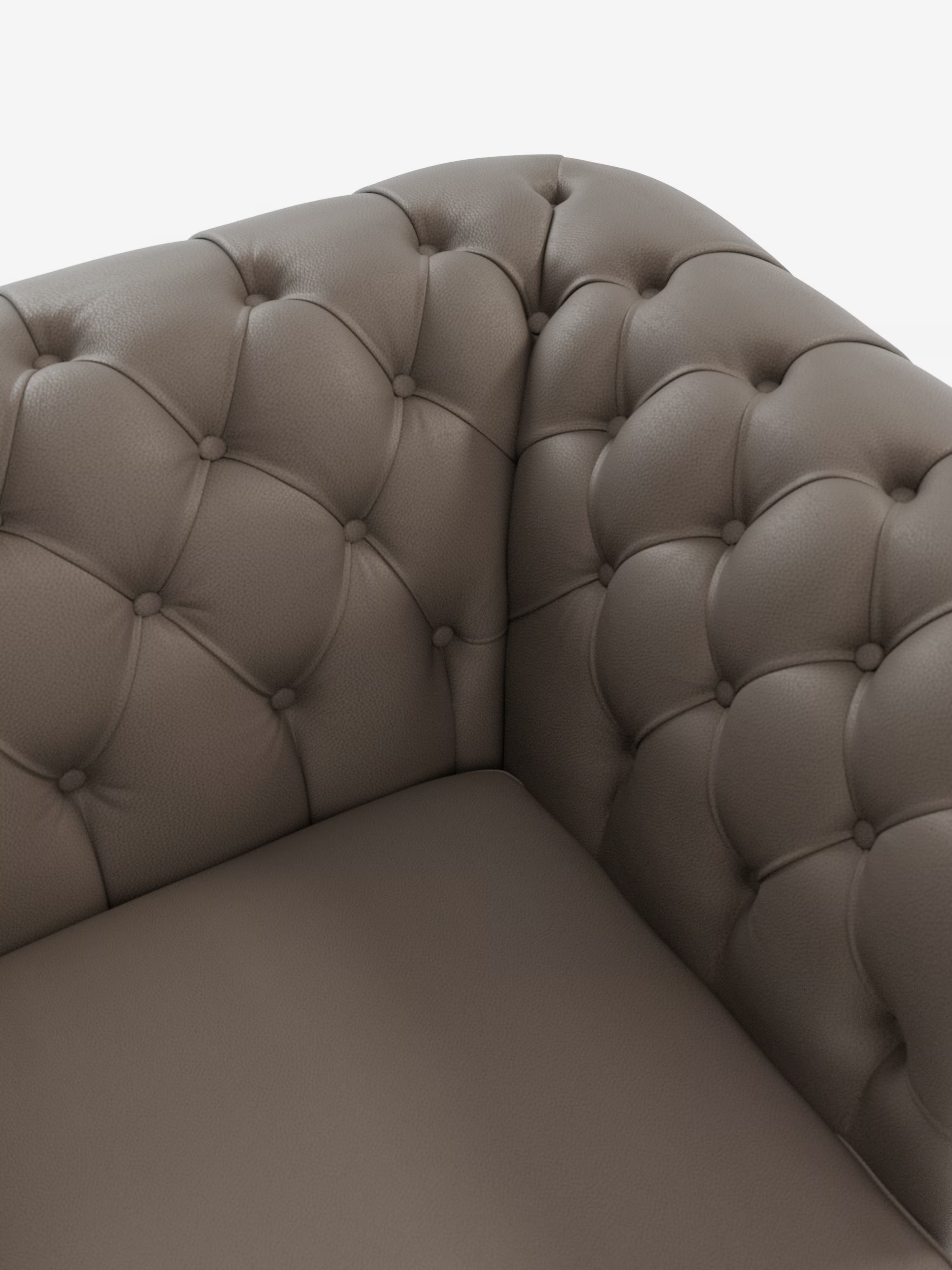 Primo piano del divano Chester 4 Posti 3 sedute in vera pelle – Chesterfield capitonné artigianale di Divani.Store, che mette in risalto la sezione angolare con la profonda trapuntatura a bottoni sullo schienale e sui braccioli, che forma un classico motivo a rombi. Rivestito in vera pelle, la superficie in pelle appare liscia e leggermente ruvida al tatto, completata da una morbida imbottitura. Lo sfondo è bianco a tinta unita.