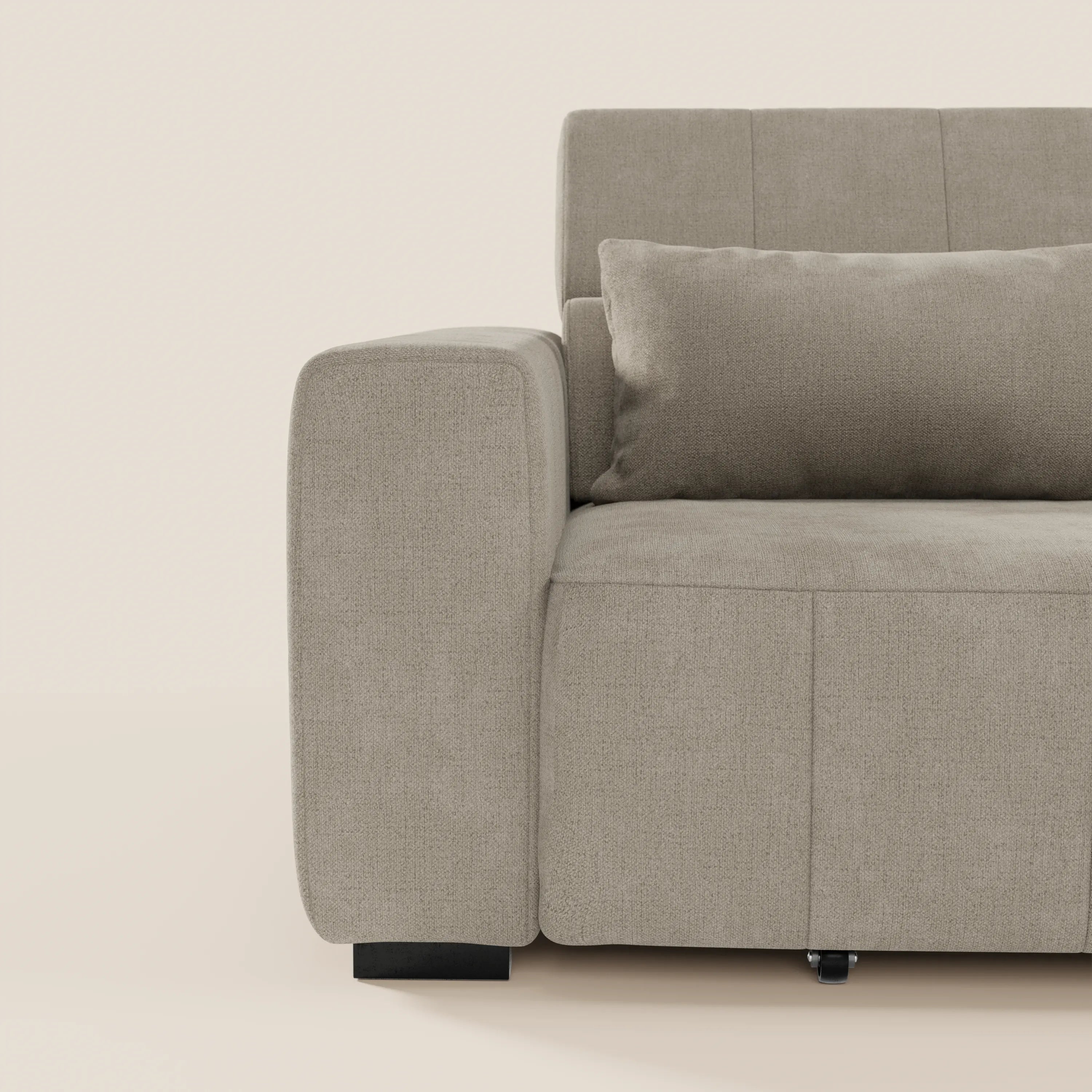 Primo piano del divano Doric 3 posti di Divani.Store in grigio chiaro, caratterizzato da ampi braccioli, cuscino coordinato, piedini neri e poggiatesta reclinabile. Lo stile minimalista e il tessuto antimacchia T23 si adattano a qualsiasi spazio abitativo moderno.