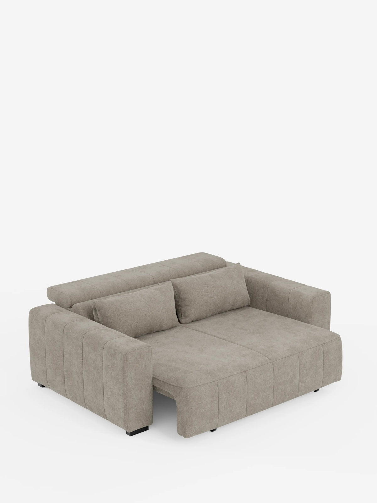 Un moderno divano a 3 posti in stile dorico grigio chiaro di Divani.Store è raffigurato nella versione completamente estesa, con sedute regolabili elettricamente e poggiatesta reclinabile, rivestito in tessuto T23 resistente alle macchie. Il design raffinato presenta ampi braccioli, uno schienale basso, due cuscini cilindrici abbinati e discrete cuciture verticali, che uniscono lo stile contemporaneo al comfort funzionale su uno sfondo bianco a tinta unita.