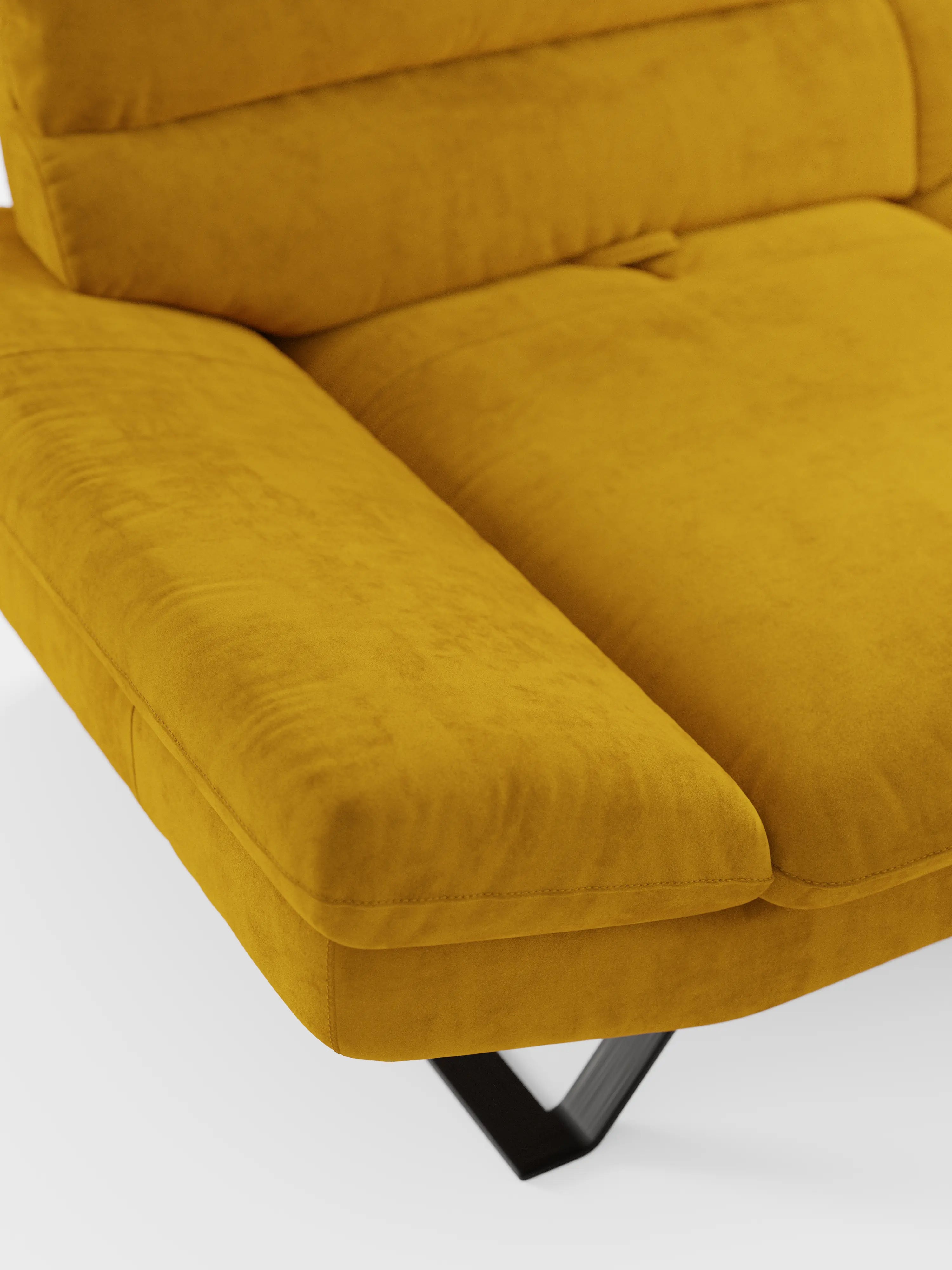 Primo piano del divano Eclipse dal design moderno a 2 e 3 posti di Divani.Store, in una finitura contemporanea giallo senape, caratterizzato da morbidi cuscini e da eleganti gambe alte in metallo nero. Realizzato in elegante microfibra T11 resistente alle macchie, il tessuto appare morbido e vellutato, con una texture delicata che riflette lievi ombre lungo i suoi contorni. Gli schienali traslanti offrono una maggiore versatilità e un comfort modulabile, il tutto su uno sfondo bianco a tinta unita.