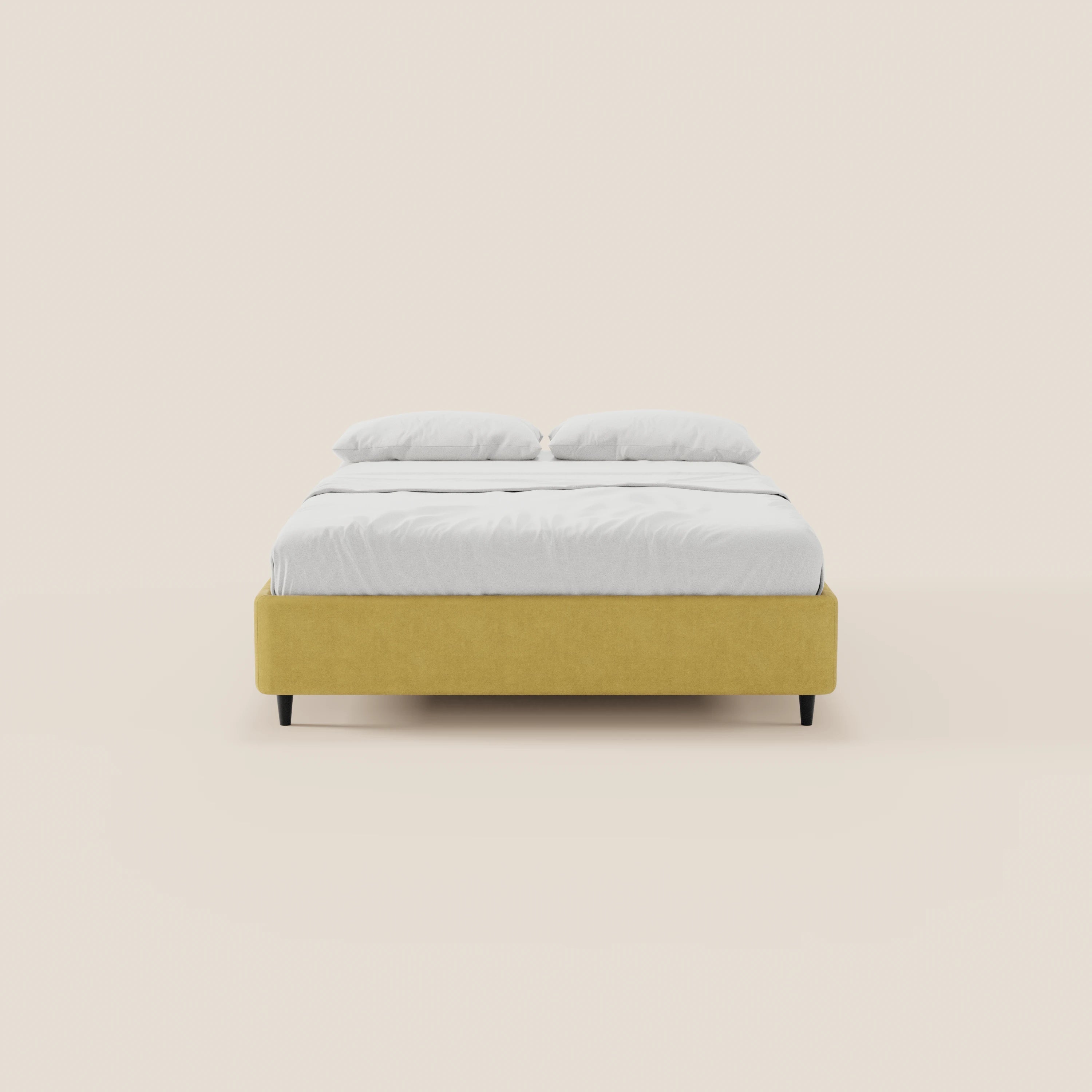 Il letto sommier ERON di Letti.store è realizzato con un tessuto impermeabile giallo certificato Oeko-Tex e dispone di un vano contenitore, oltre che di gambe corte nere. Il letto è rifinito con cura con lenzuola bianche, coperta e cuscini, disposti al centro su uno sfondo beige chiaro a tinta unita.