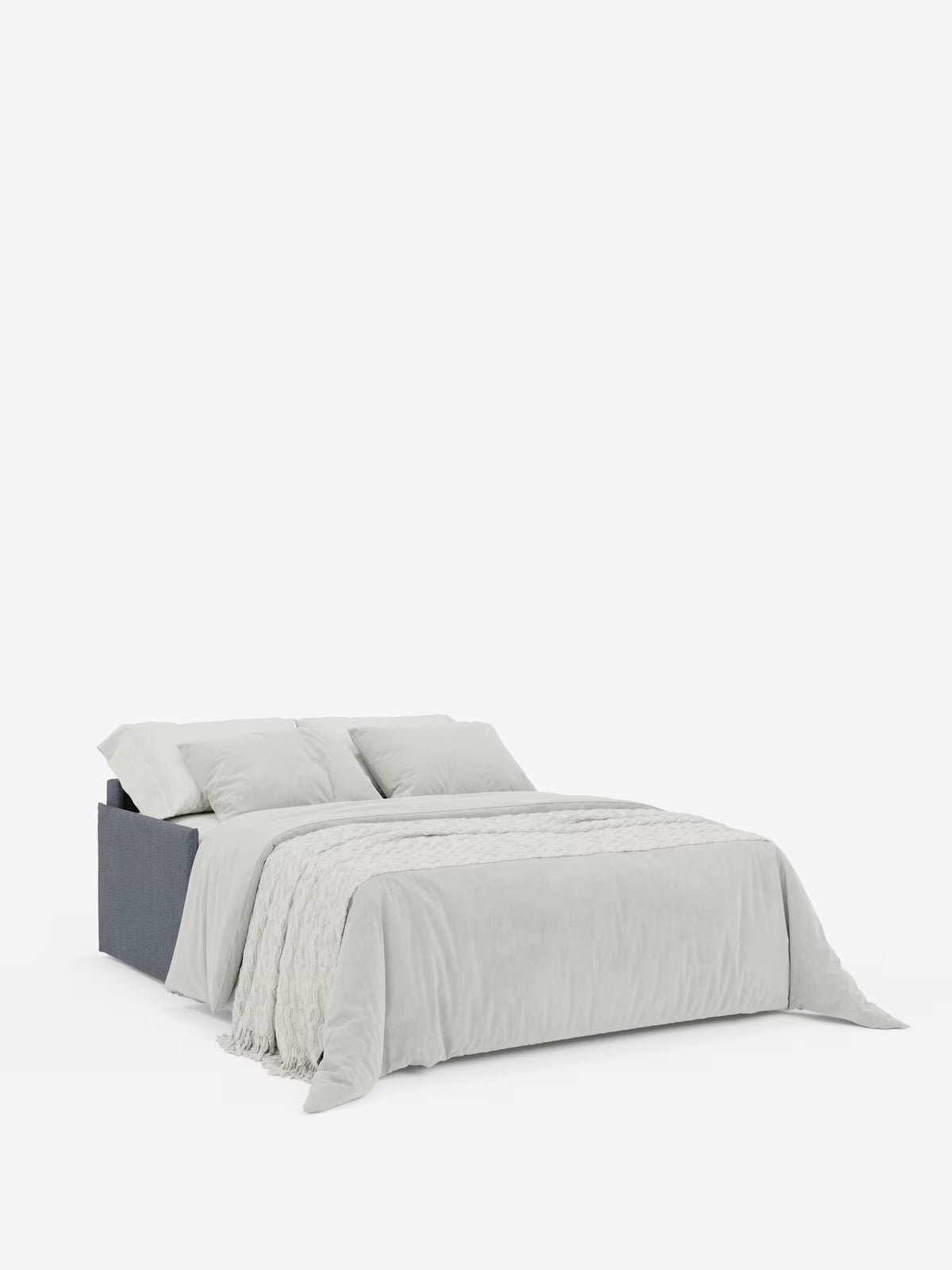 Un letto rifatto con cura, con il divano letto matrimoniale sfoderabile Evans di Divani.Il modello — caratterizzato da un design compatto con una base imbottita in grigio scuro in tessuto T23 facile da pulire, un'ampia superficie letto e un vano porta-cuscini integrato — è rivestito con biancheria da letto grigio chiaro, una coperta testurizzata drappeggiata sul lato e quattro cuscini coordinati, il tutto su uno sfondo bianco a tinta unita.