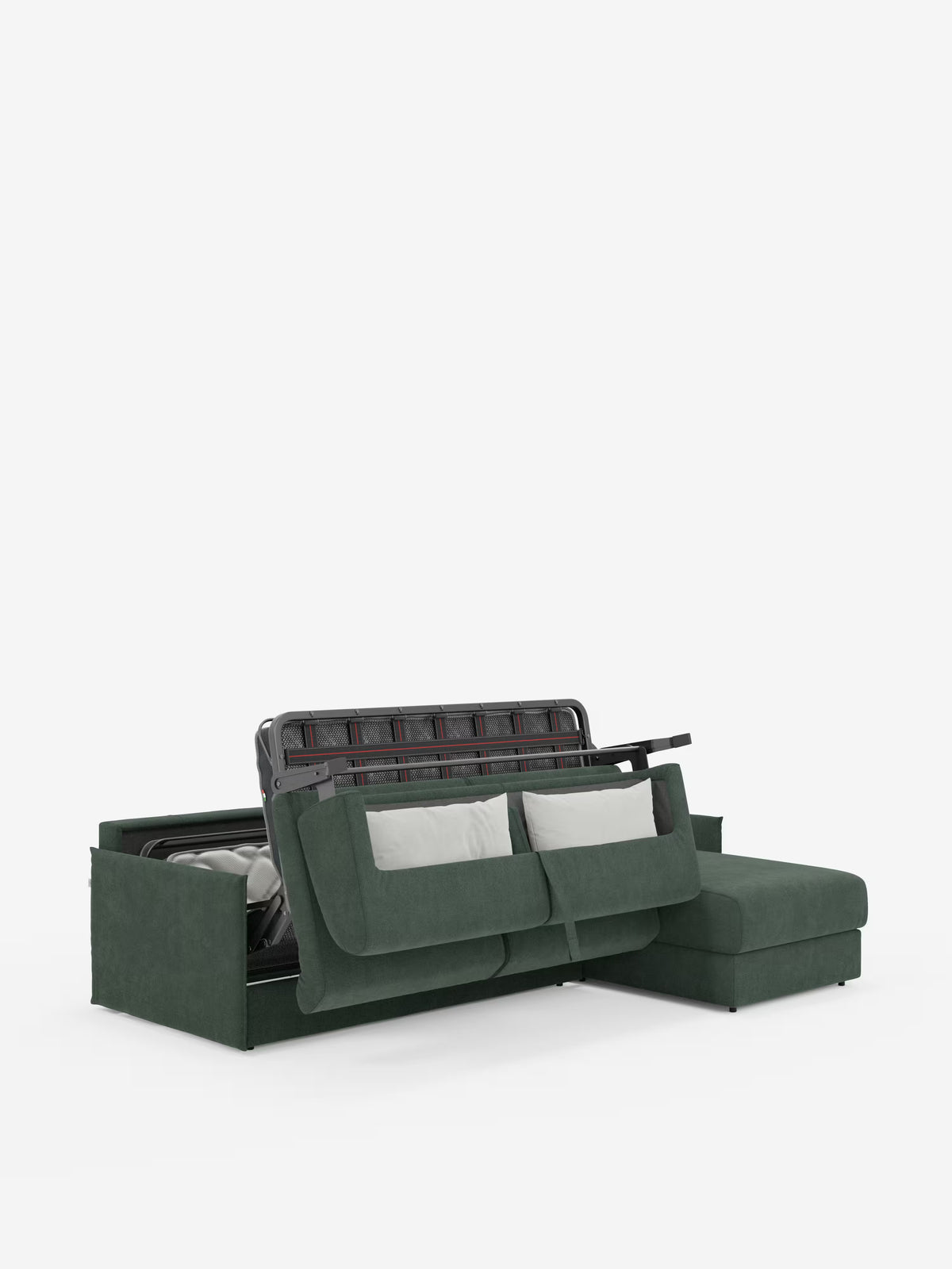 Un divano letto angolare con penisola contenitore Evans di colore verde scuro, disponibile su Divani.Store, caratterizzato da una chaise longue con seduta rialzata che rivela uno spazio nascosto per riporre la biancheria da letto, realizzato in tessuto T23 compatto e resistente alle macchie. Due cuscini rettangolari di colore chiaro poggiano contro lo schienale e il divano è posto su uno sfondo bianco a tinta unita.