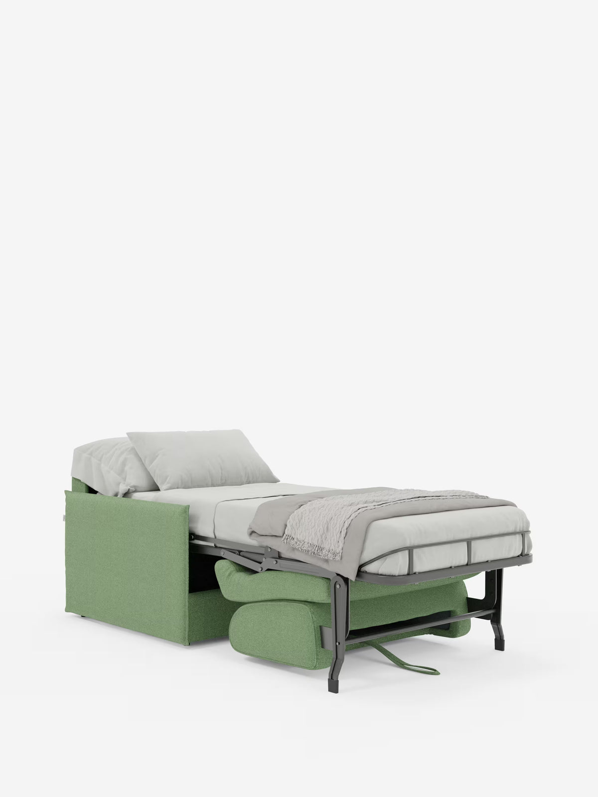 La poltrona letto compatta Evans di Divani.Store, rivestita in tessuto T23 sfoderabile e antimacchia di colore verde, si trasforma in un letto singolo con materasso da 70 x 197 cm. L’allestimento comprende biancheria da letto grigia, un cuscino e una coperta testurizzata ripiegata, con la struttura del letto e i meccanismi di apertura visibili sotto il materasso. Lo sfondo è bianco a tinta unita.